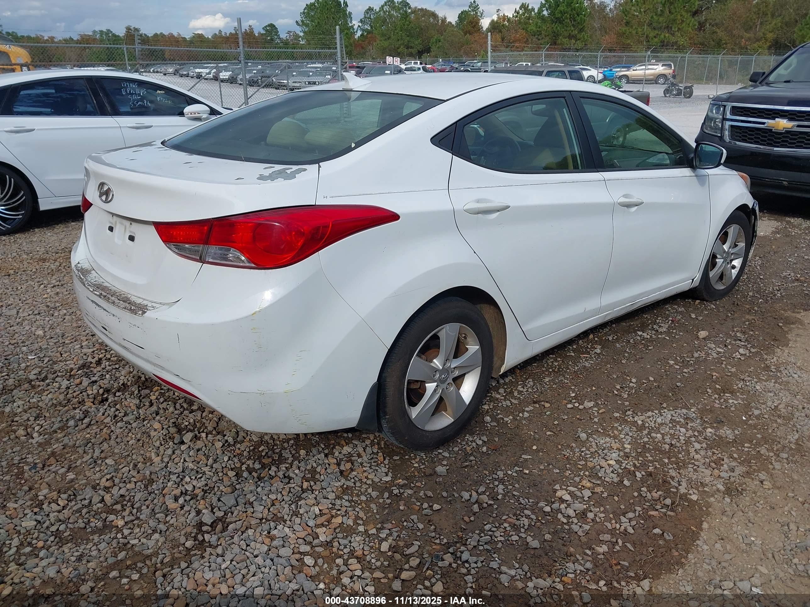 HYUNDAI ELANTRA image 4