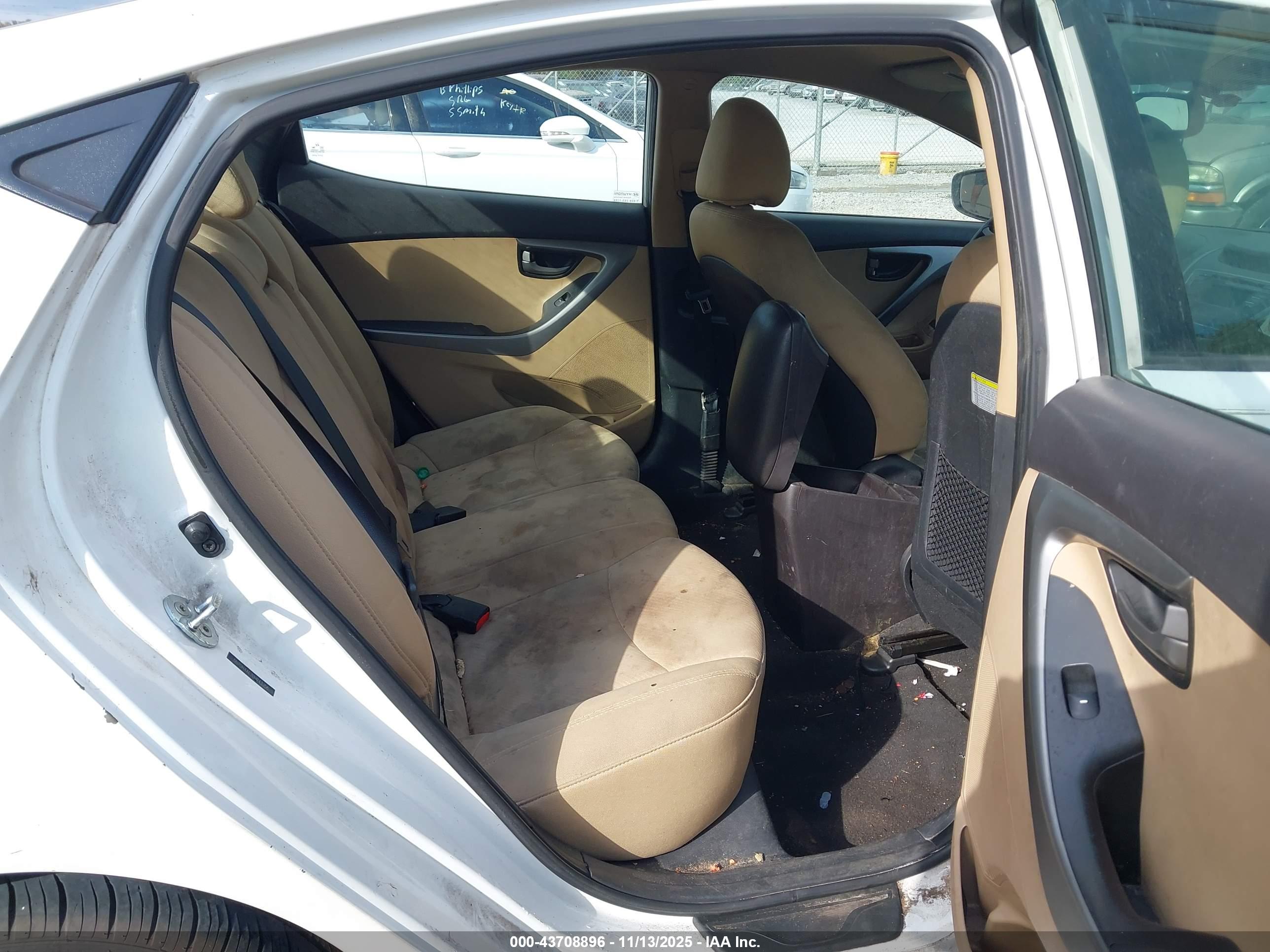 HYUNDAI ELANTRA image 8