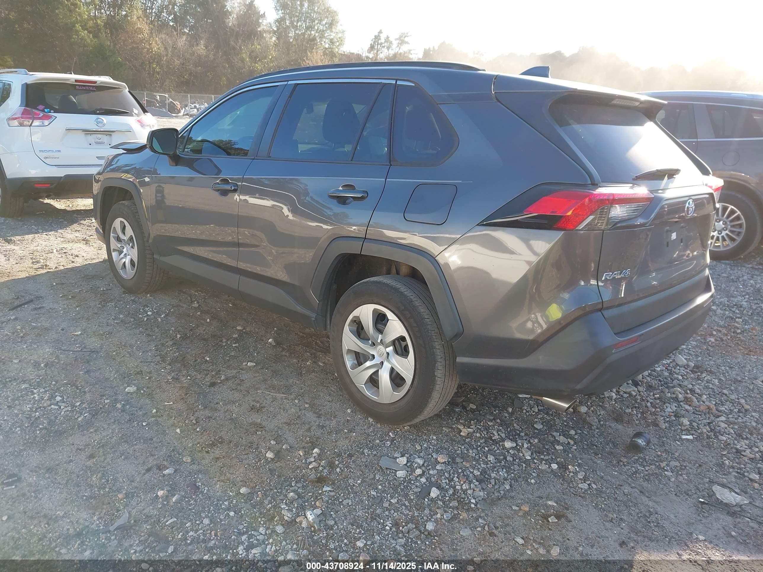TOYOTA RAV4 image 3