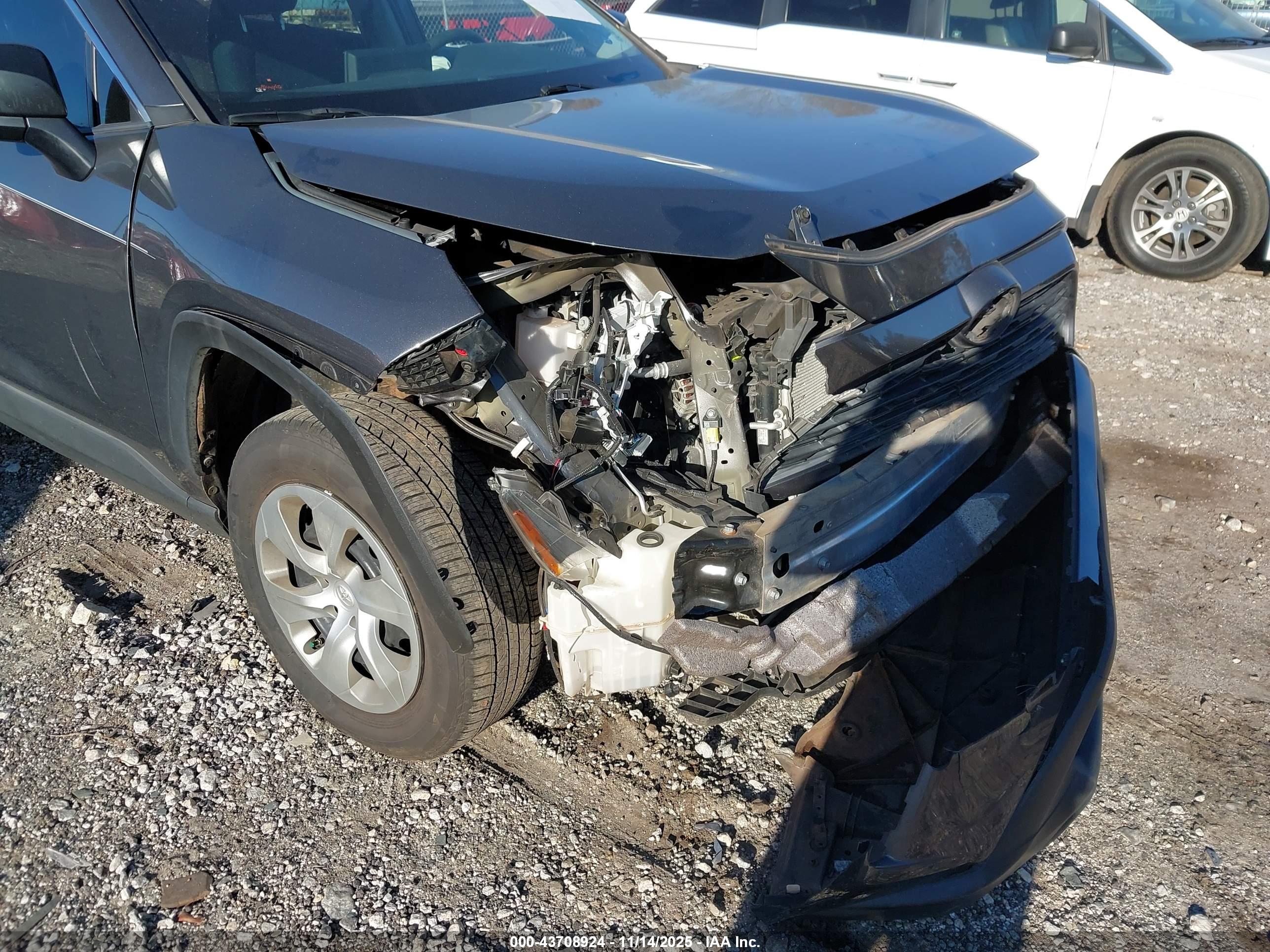 TOYOTA RAV4 image 6