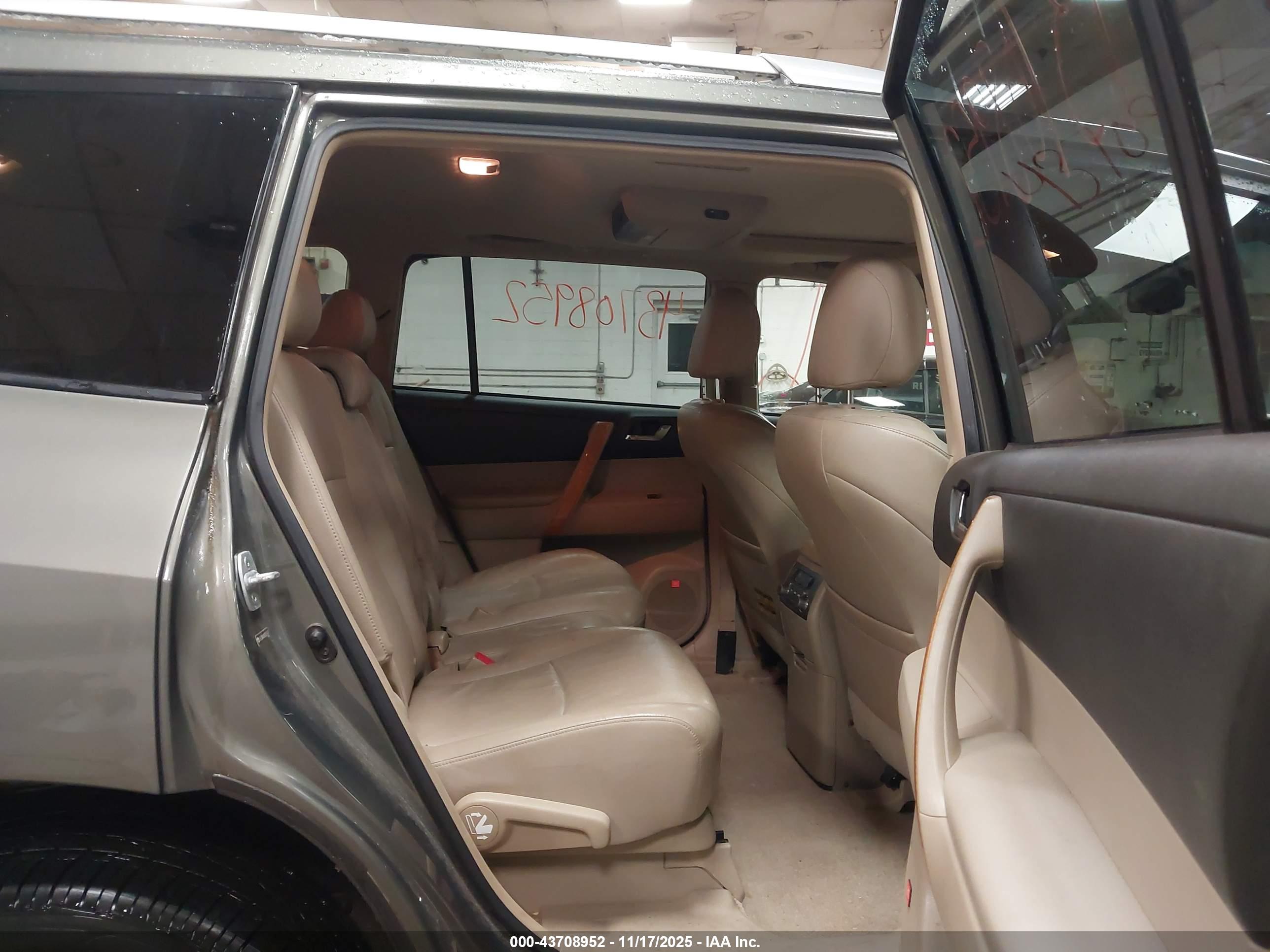 TOYOTA HIGHLANDER image 8