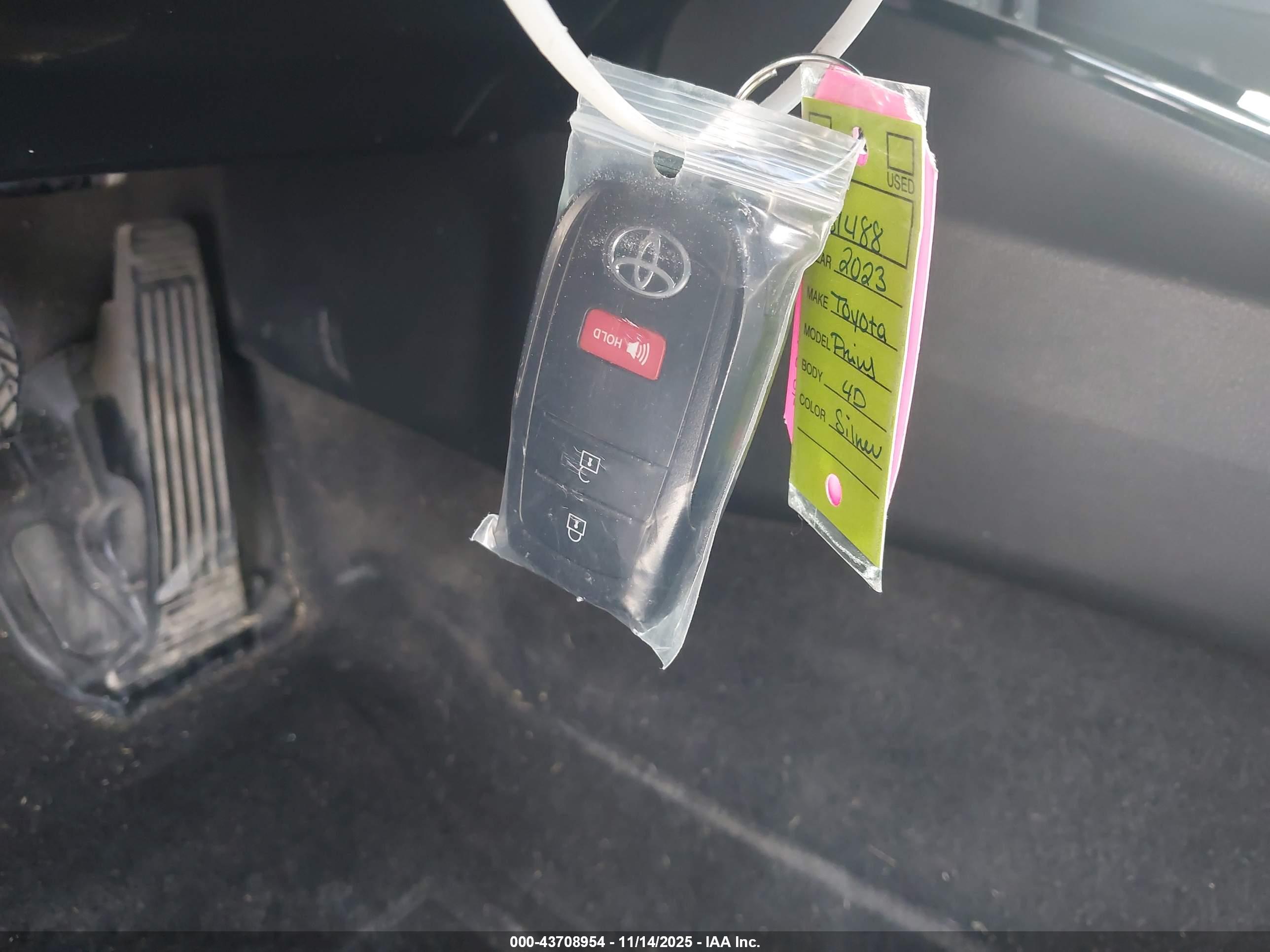 TOYOTA PRIUS image 11