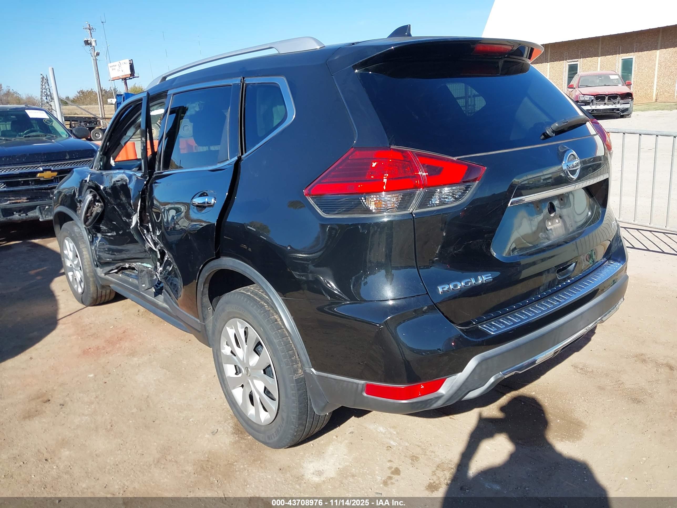 NISSAN ROGUE image 3