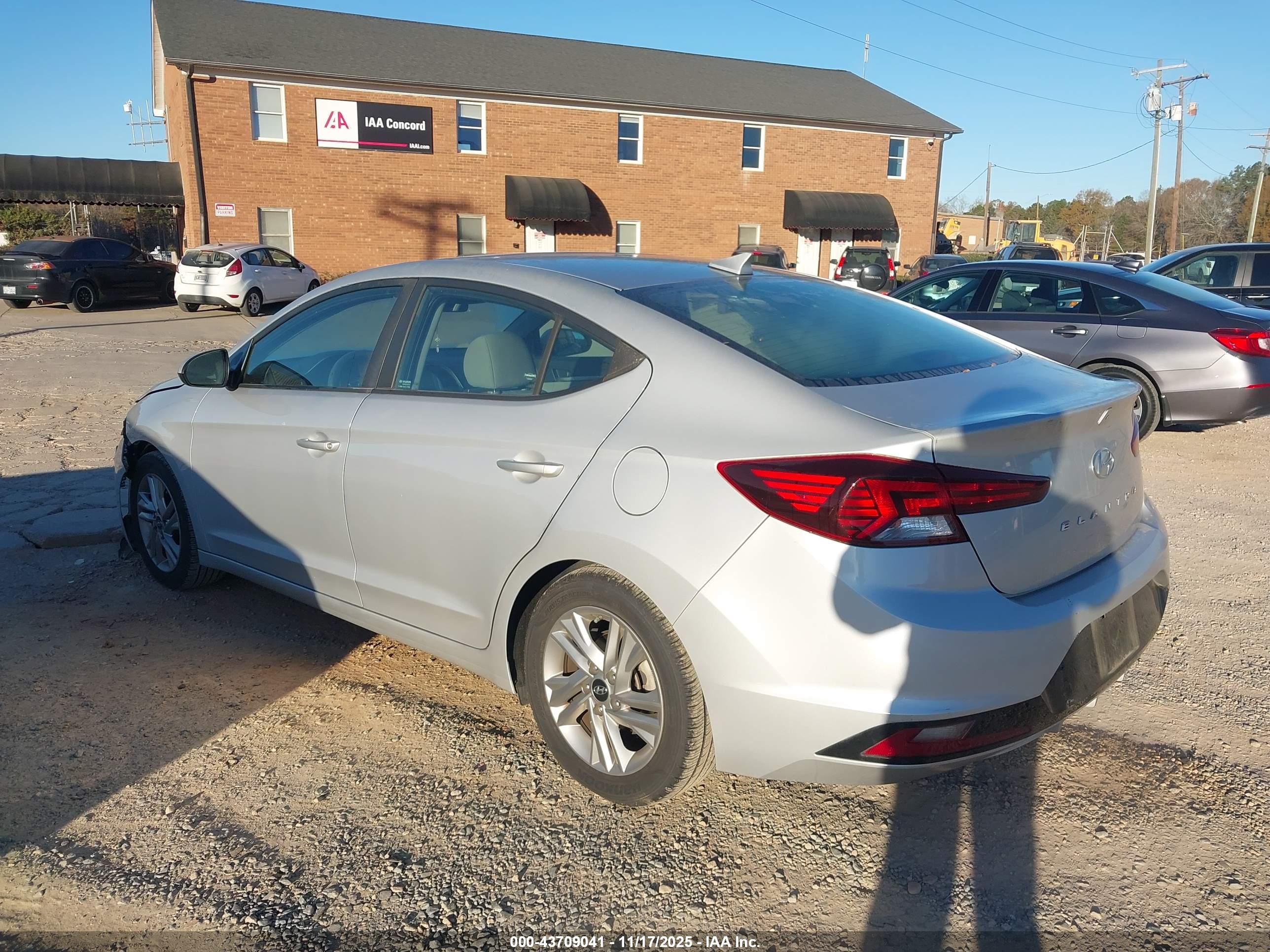 HYUNDAI ELANTRA image 3