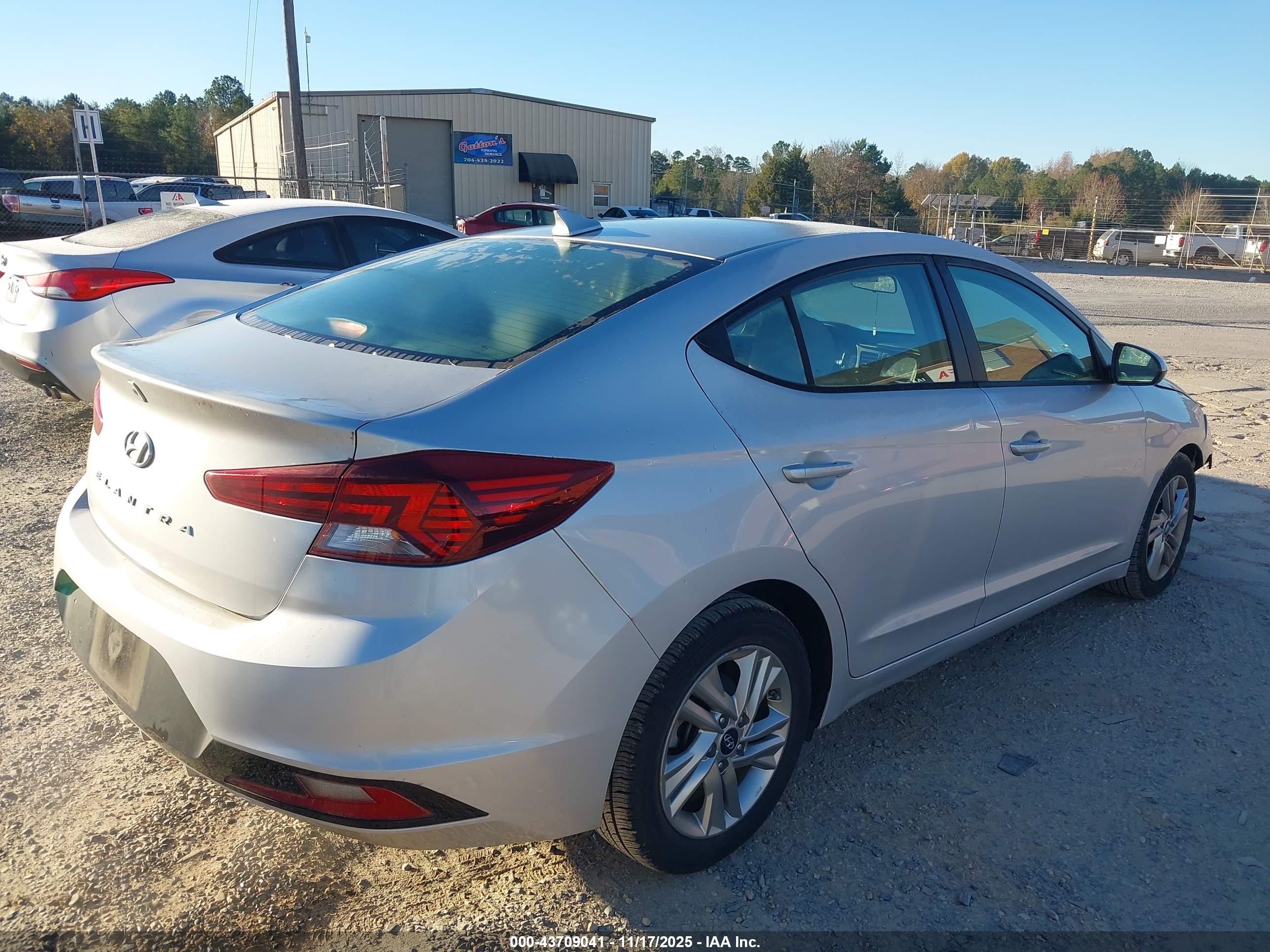 HYUNDAI ELANTRA image 4