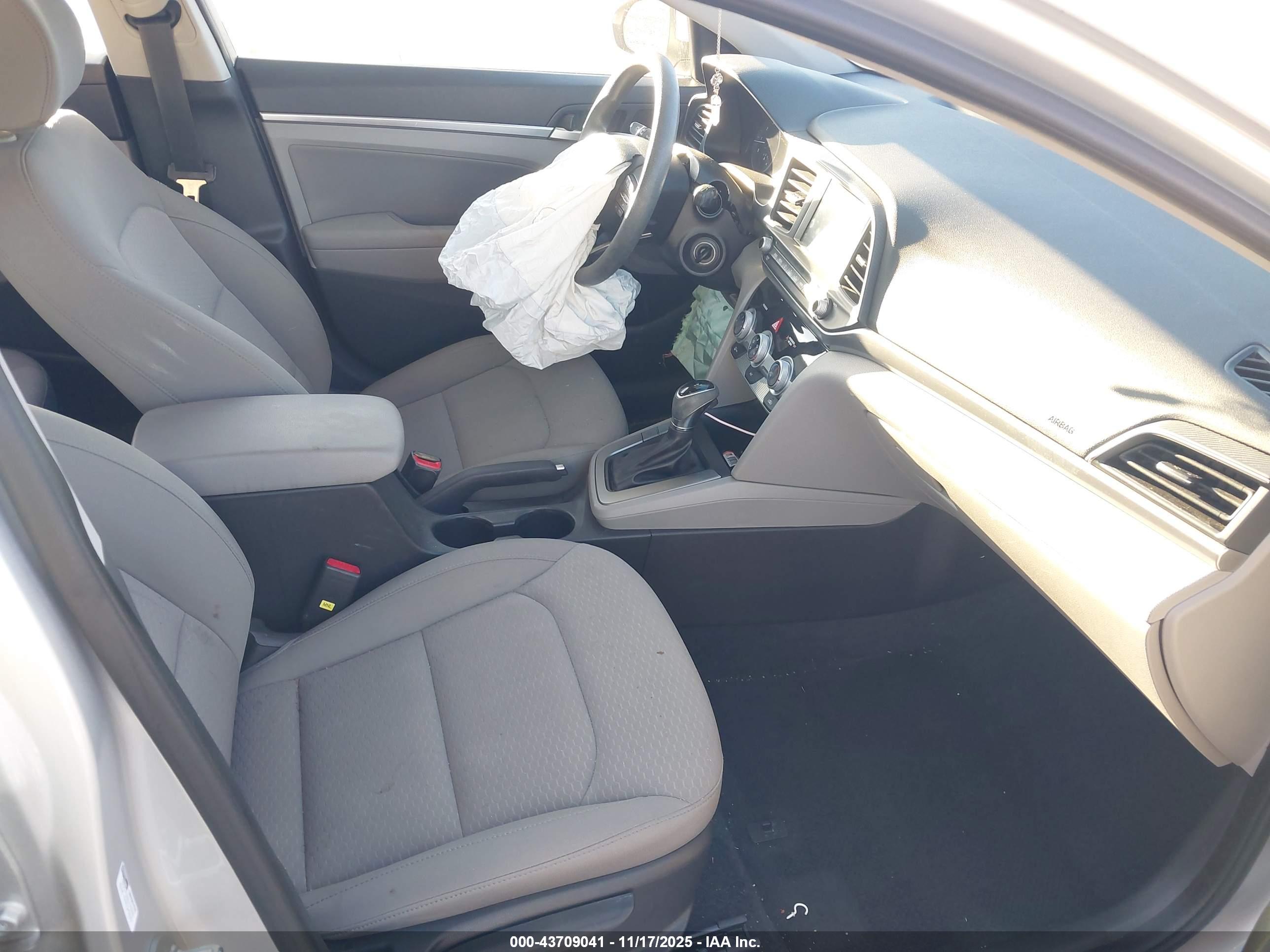 HYUNDAI ELANTRA image 5