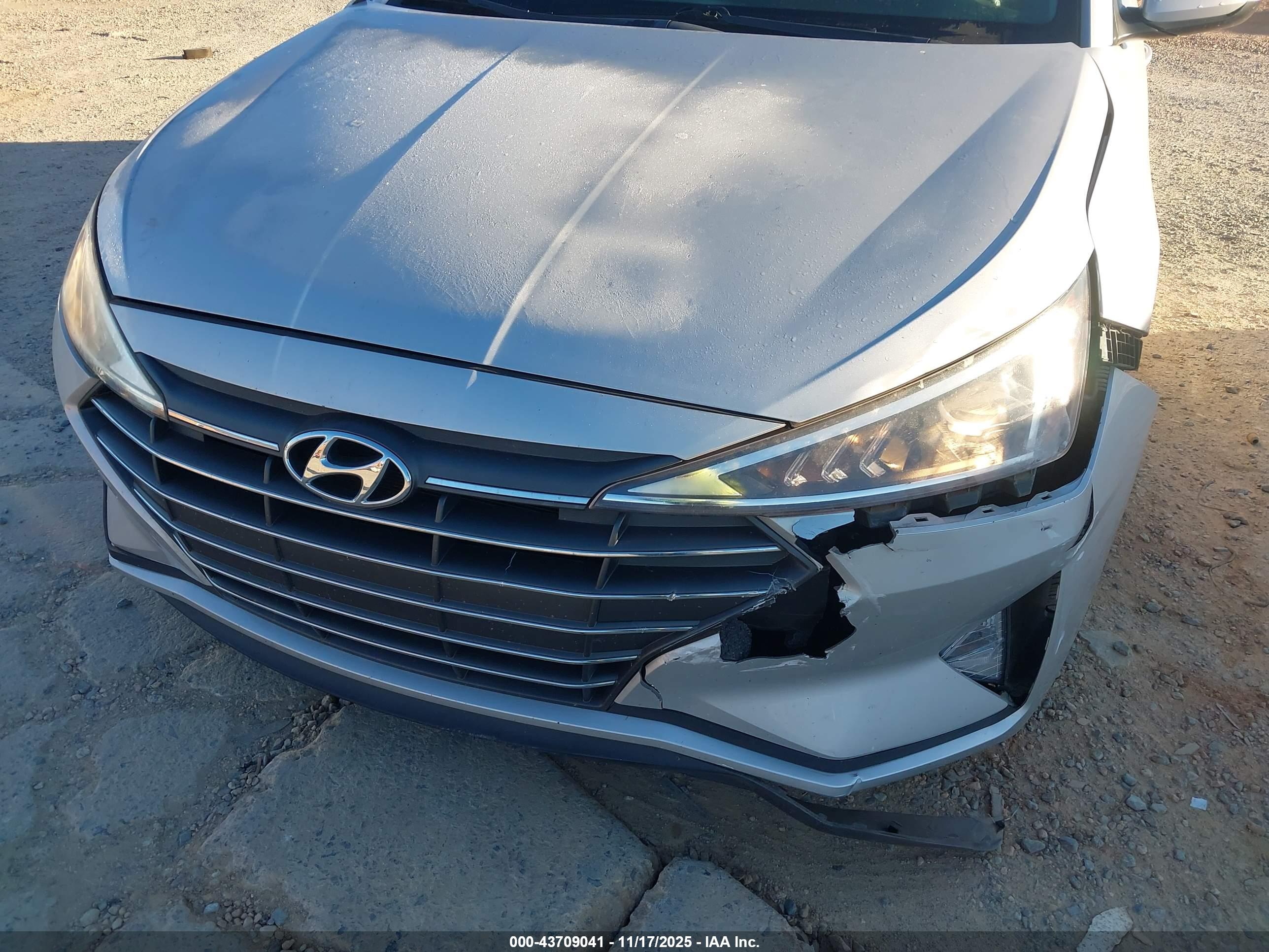 HYUNDAI ELANTRA image 6