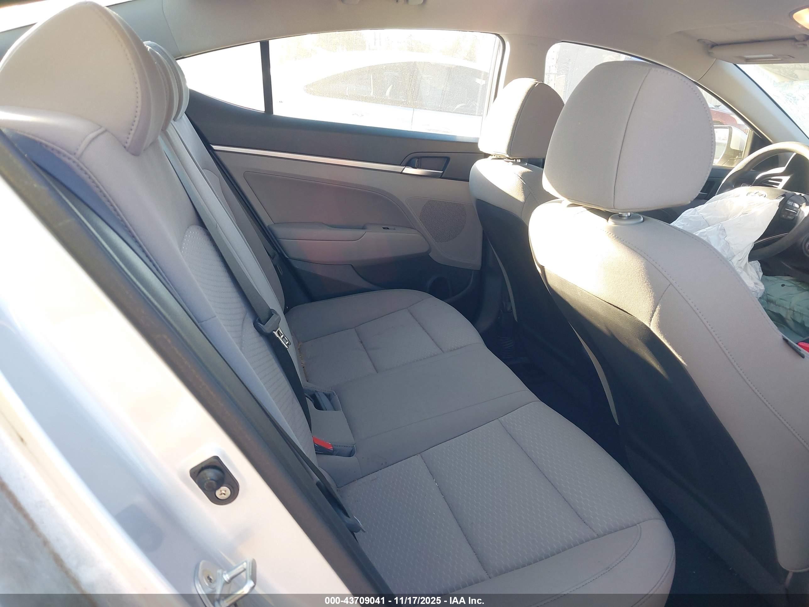 HYUNDAI ELANTRA image 8