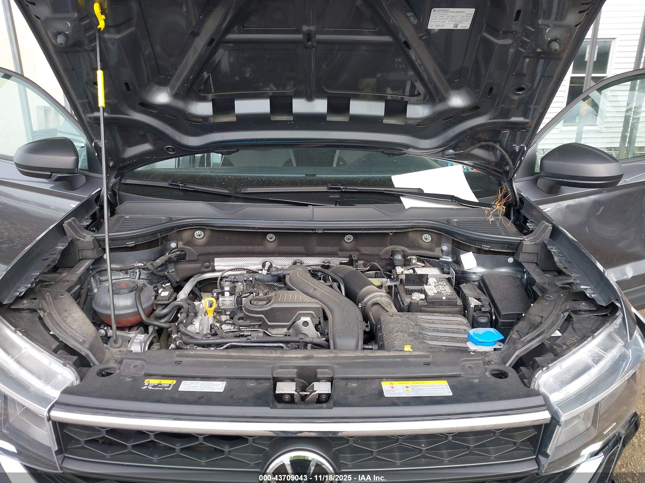 VOLKSWAGEN TAOS image 10