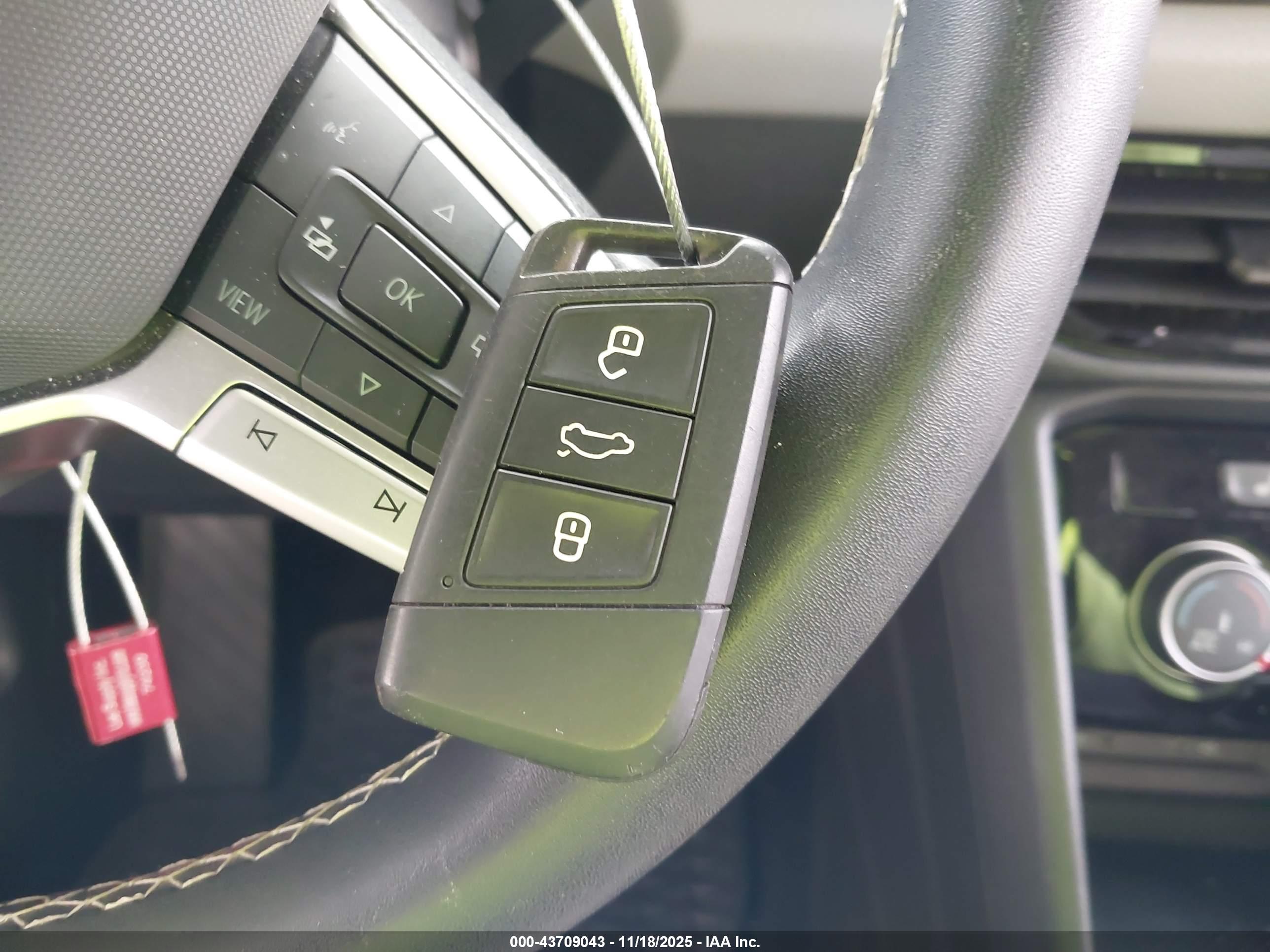 VOLKSWAGEN TAOS image 11