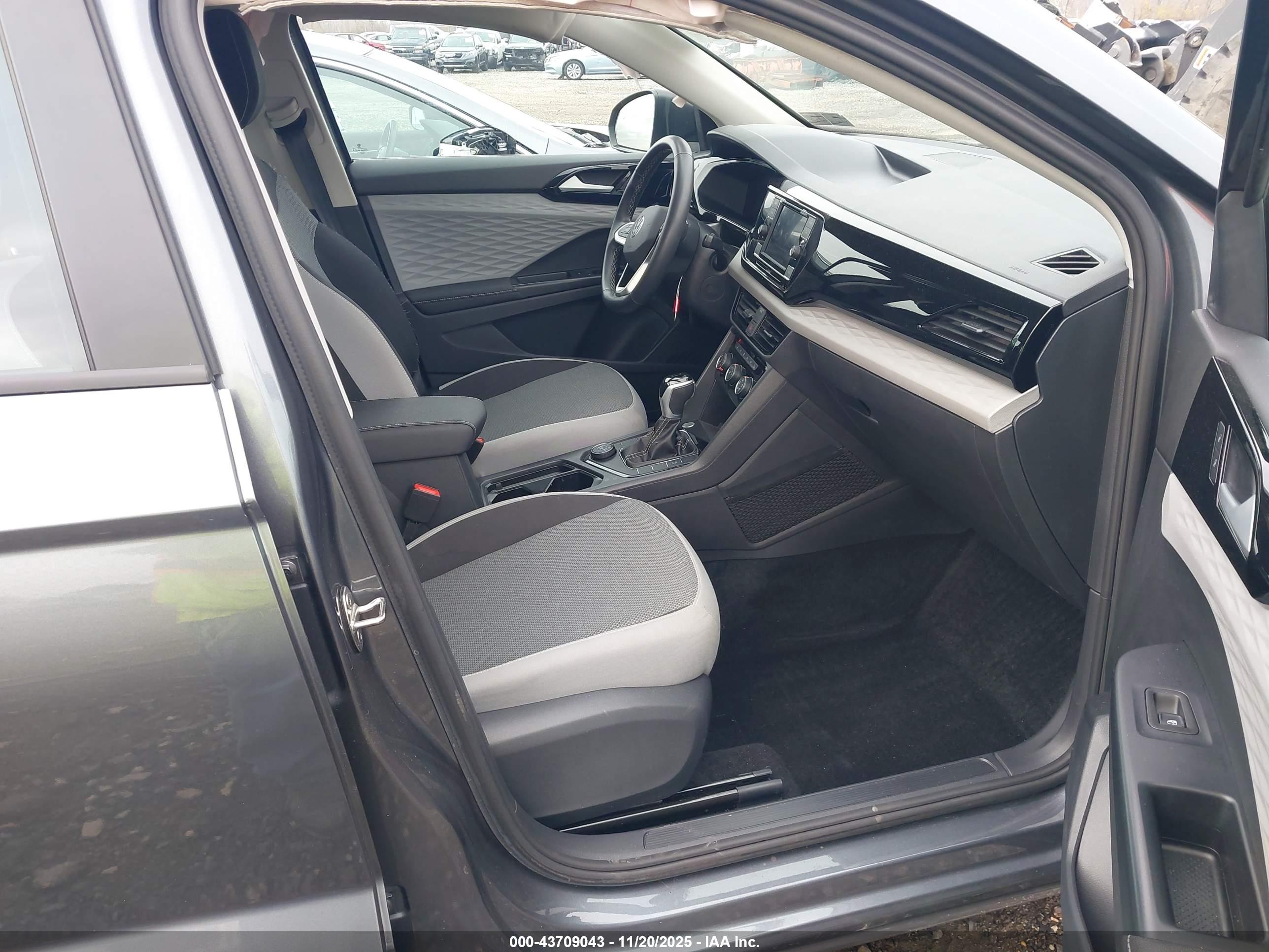 VOLKSWAGEN TAOS image 5
