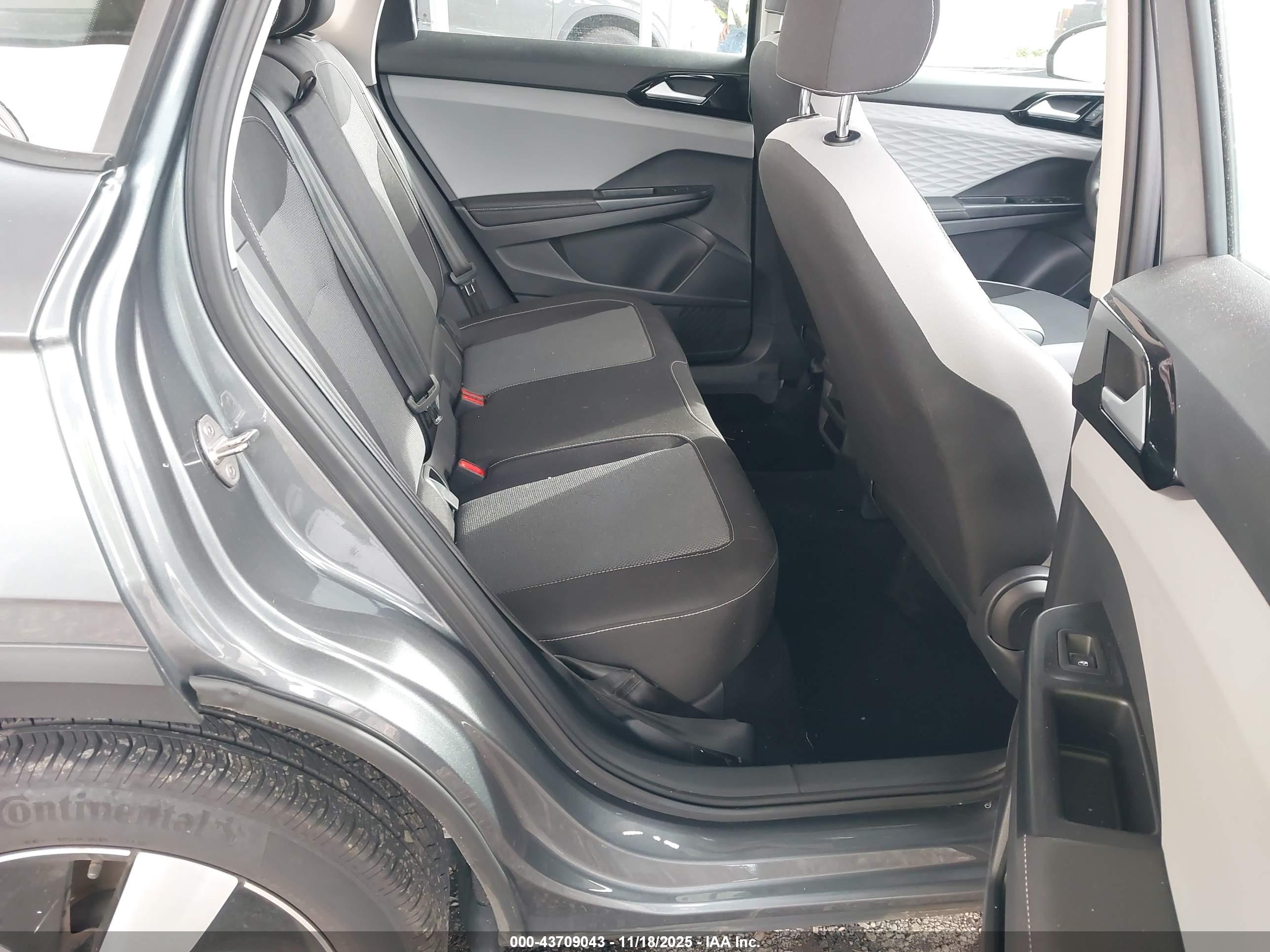 VOLKSWAGEN TAOS image 8