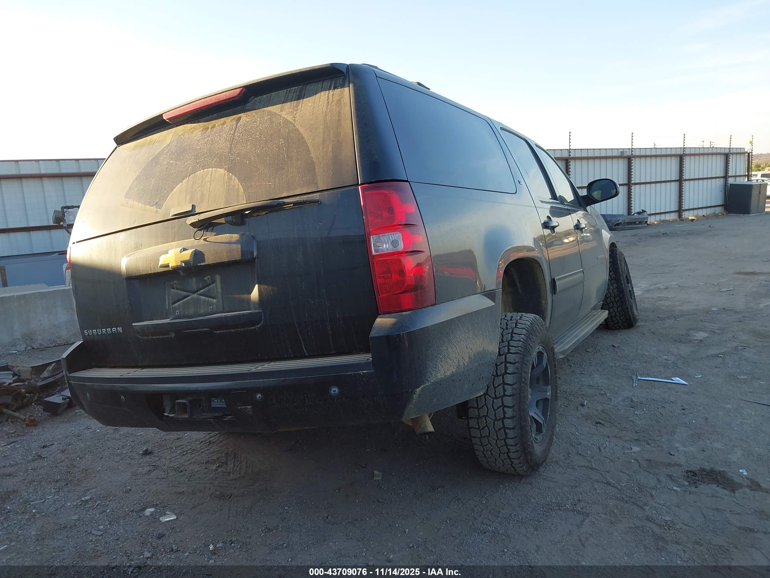 CHEVROLET SUBURBAN image 4