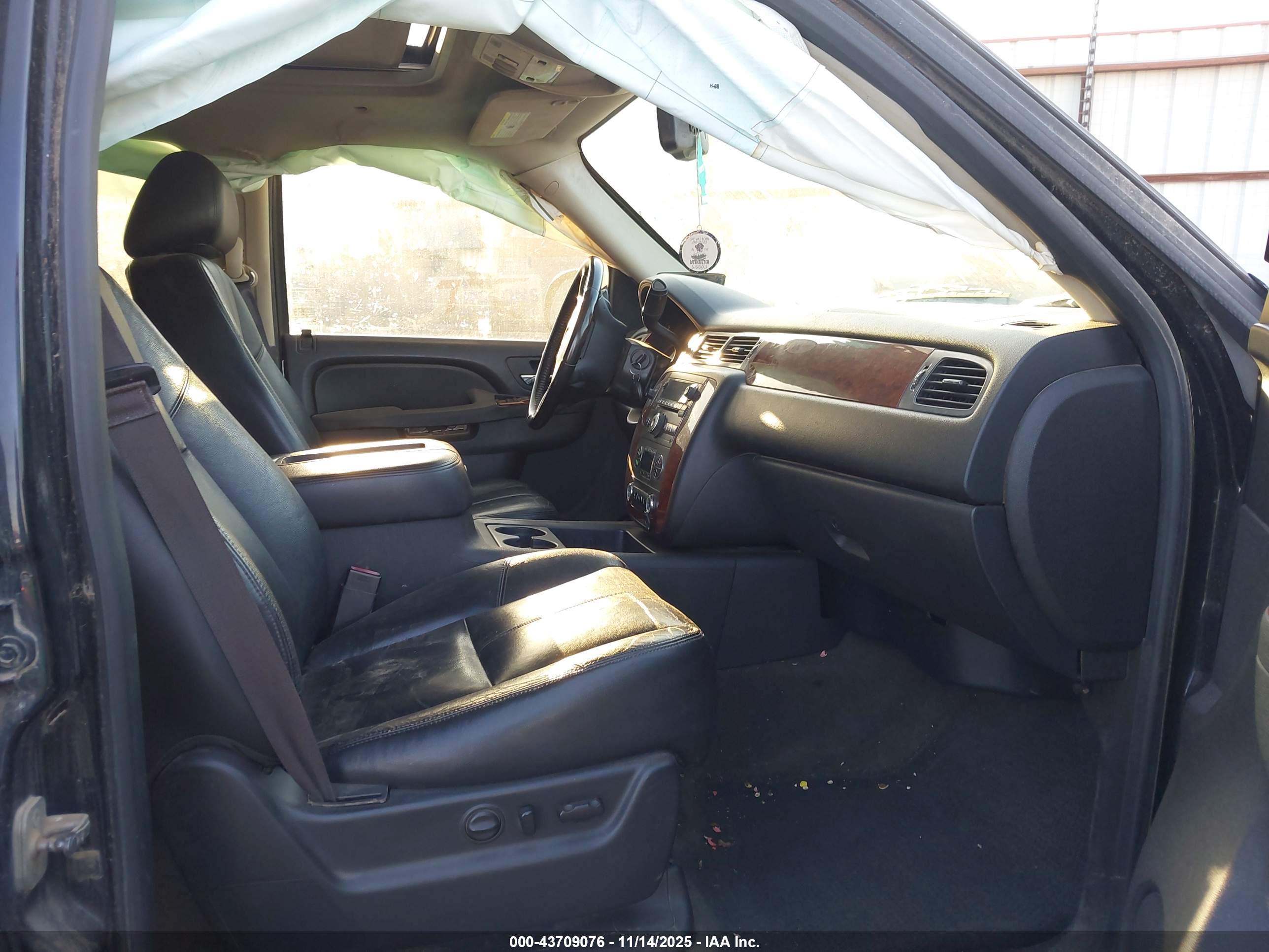 CHEVROLET SUBURBAN image 5