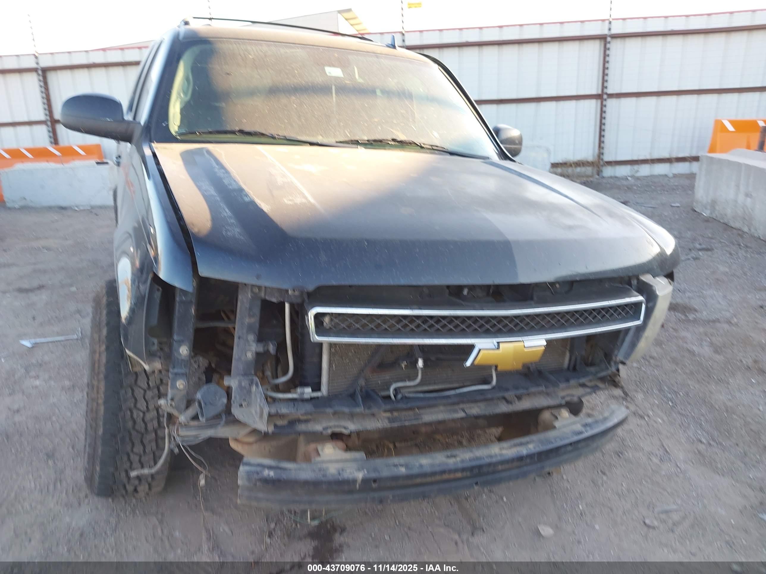CHEVROLET SUBURBAN image 6