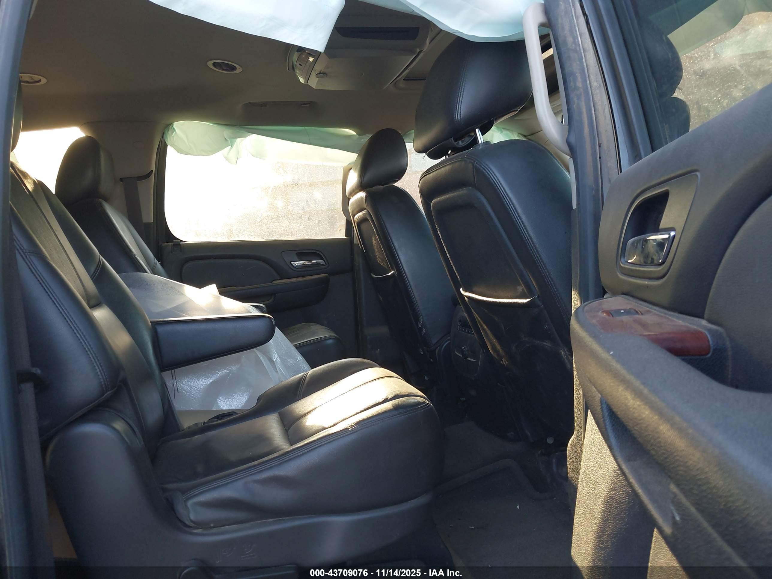 CHEVROLET SUBURBAN image 8