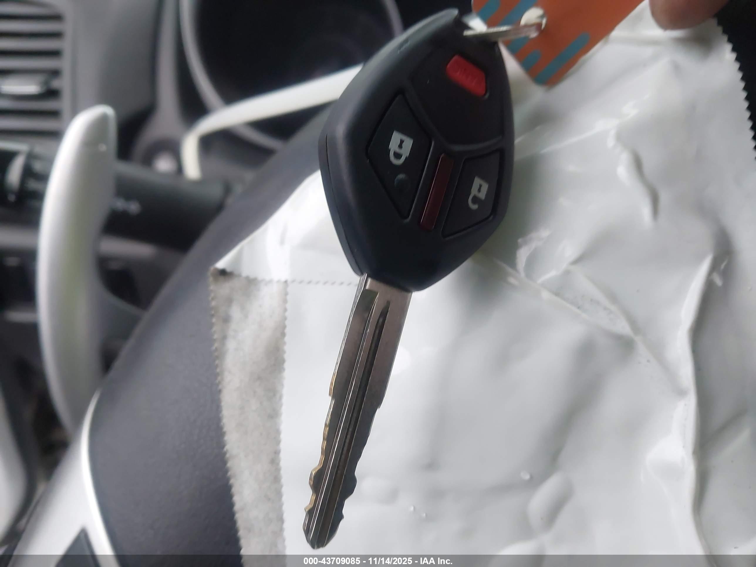 MITSUBISHI OUTLANDER image 11