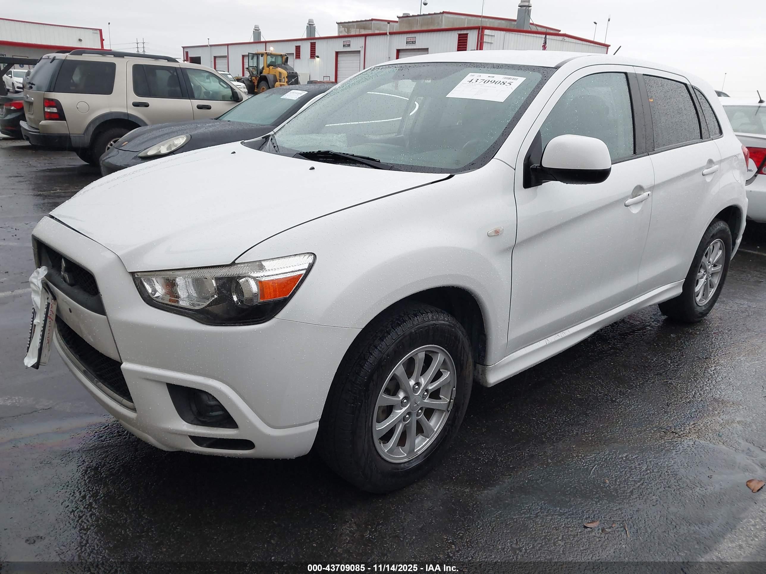 MITSUBISHI OUTLANDER image 2