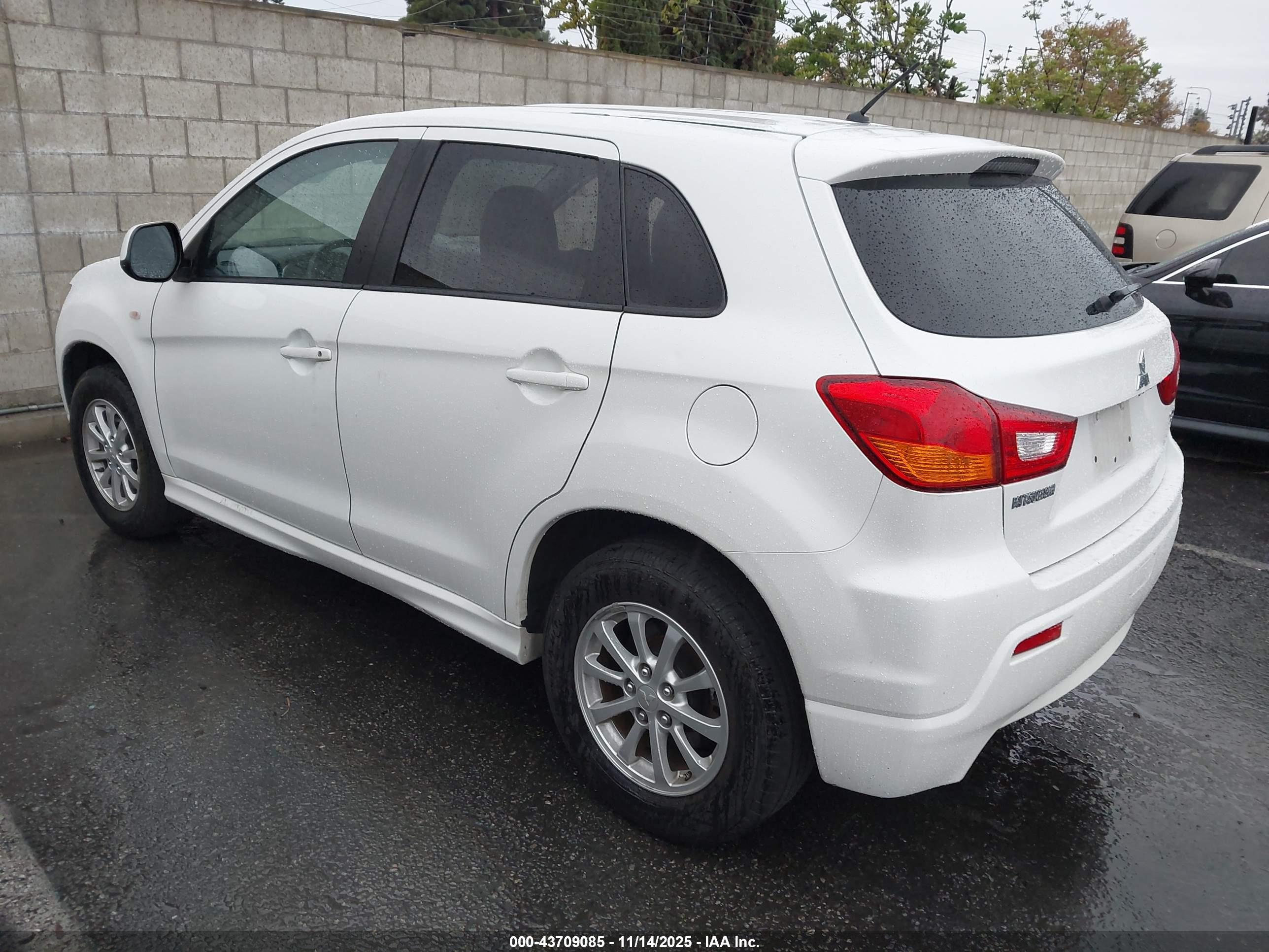 MITSUBISHI OUTLANDER image 3