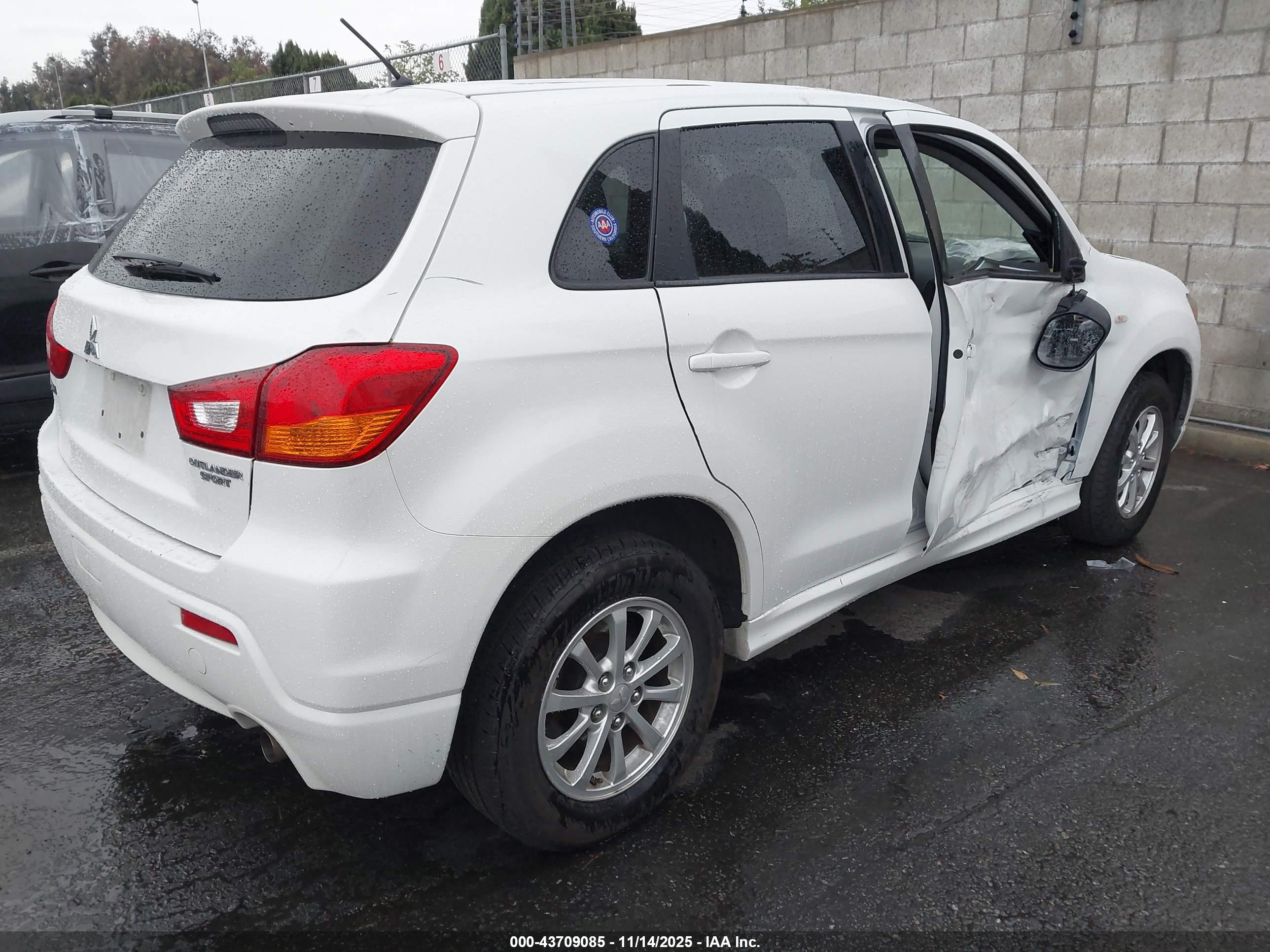MITSUBISHI OUTLANDER image 4