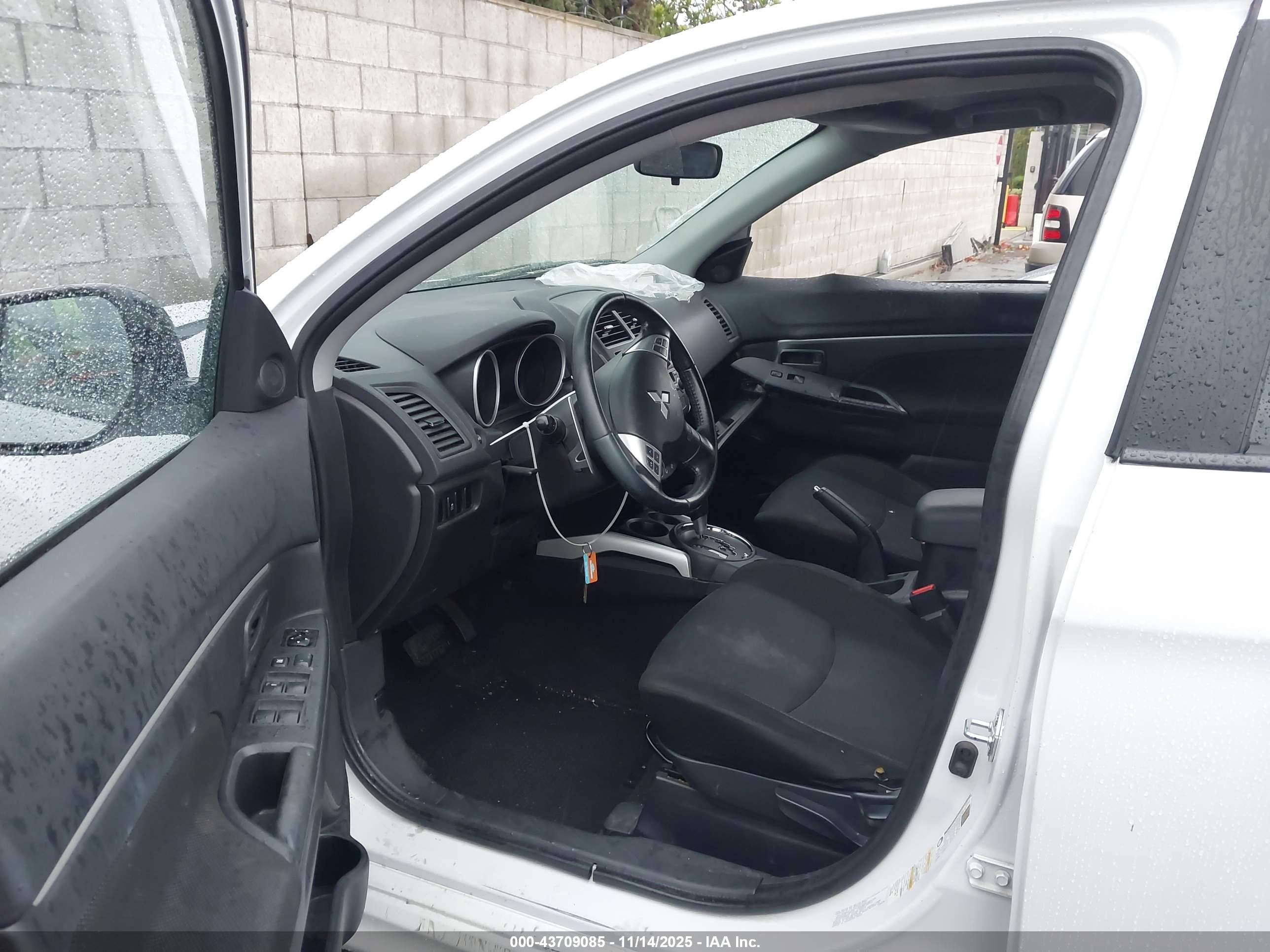 MITSUBISHI OUTLANDER image 5