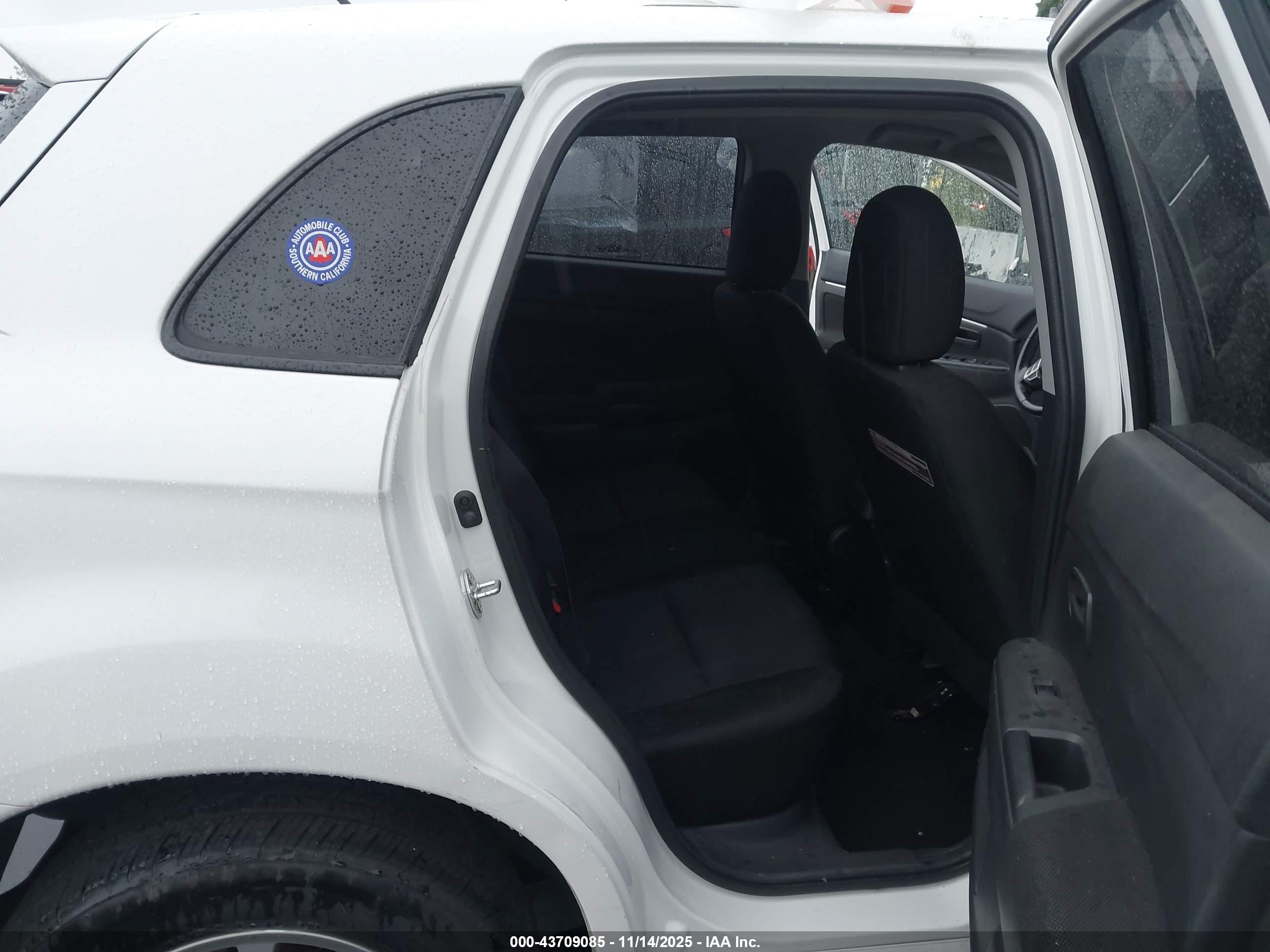 MITSUBISHI OUTLANDER image 8