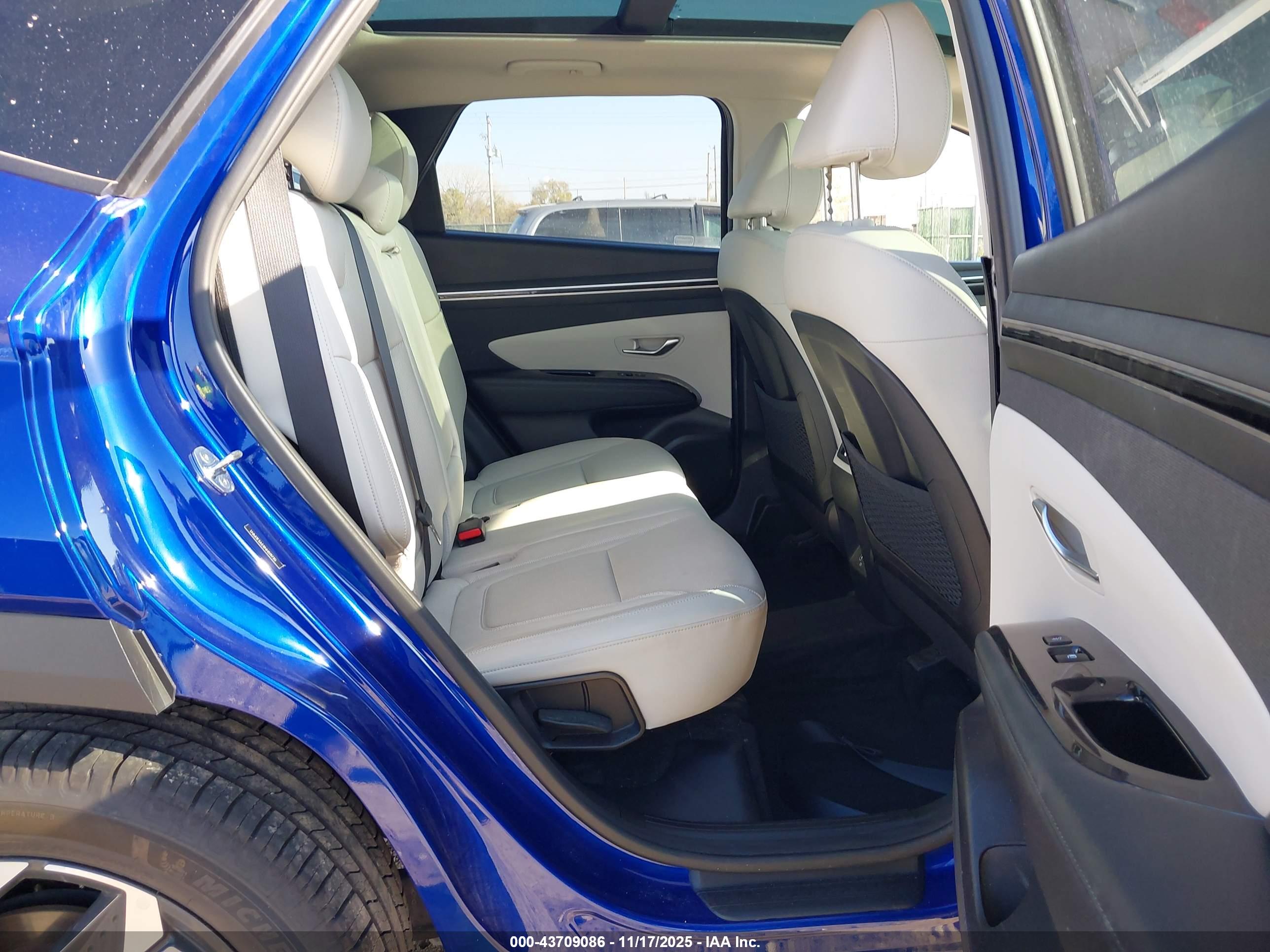 HYUNDAI TUCSON image 8