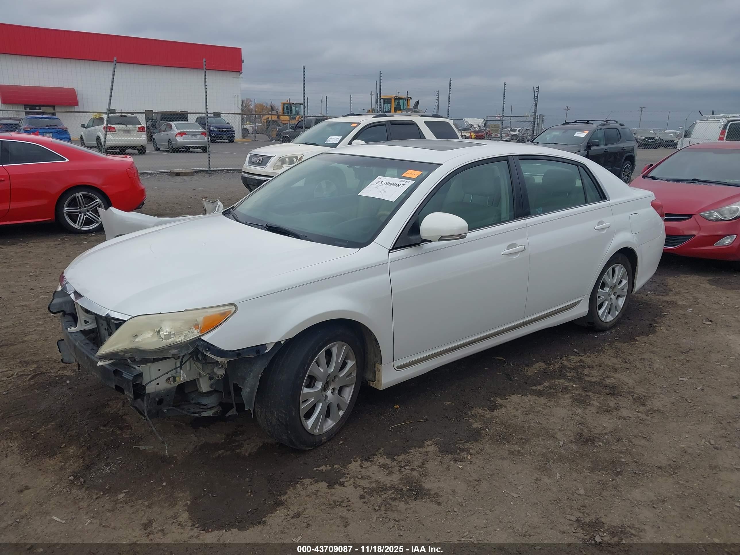 TOYOTA AVALON image 2