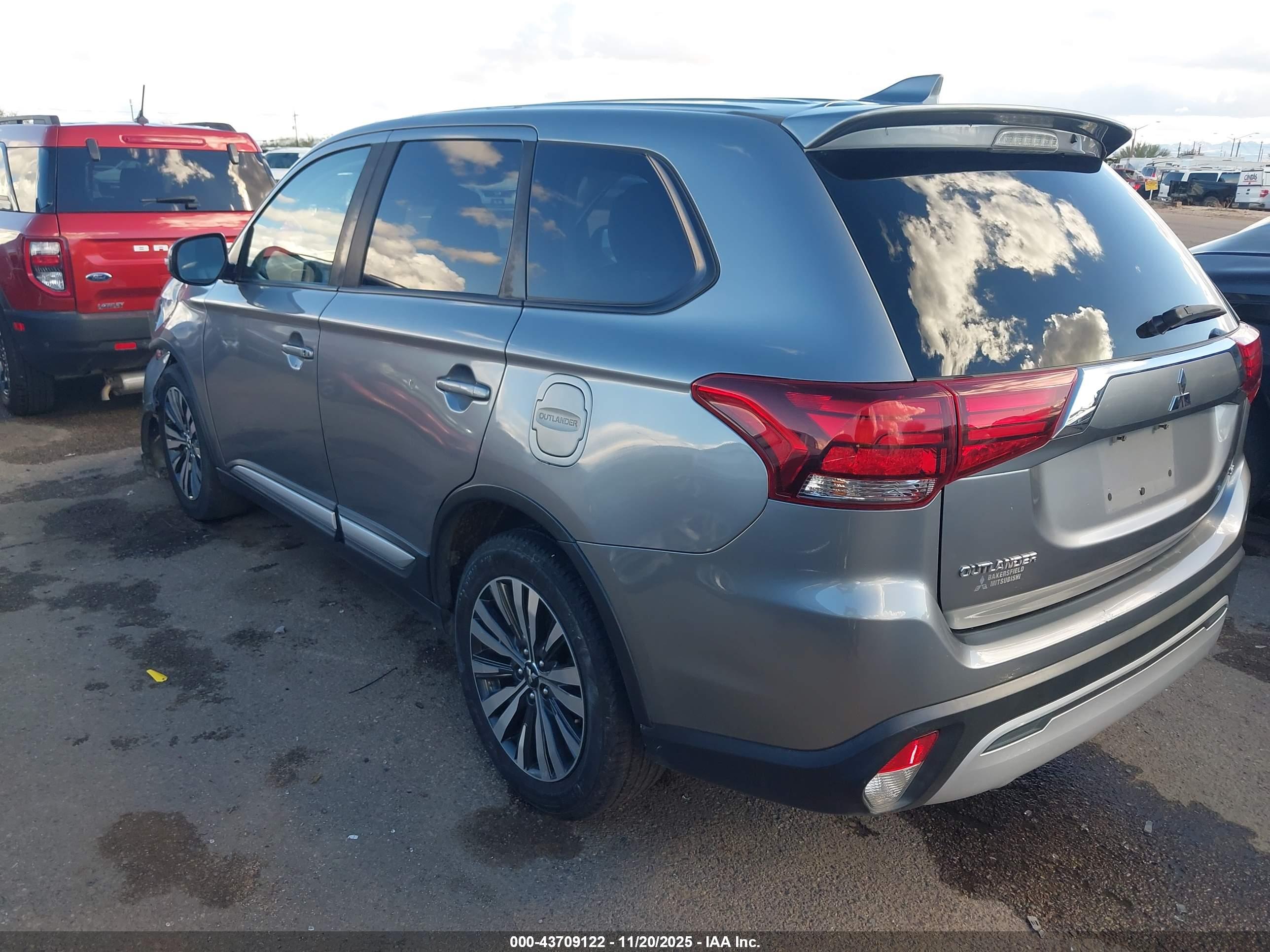 MITSUBISHI OUTLANDER image 3