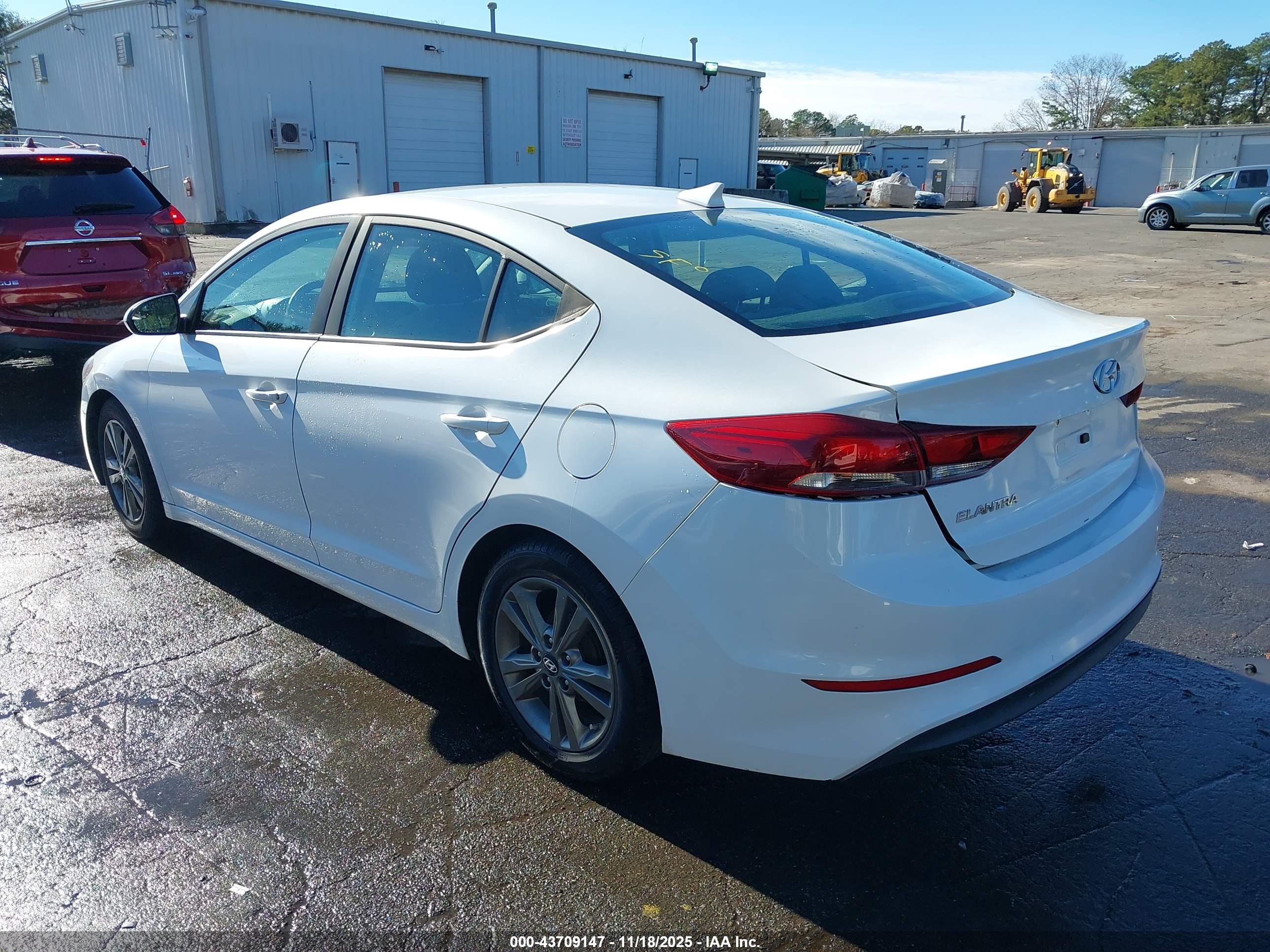 HYUNDAI ELANTRA image 3