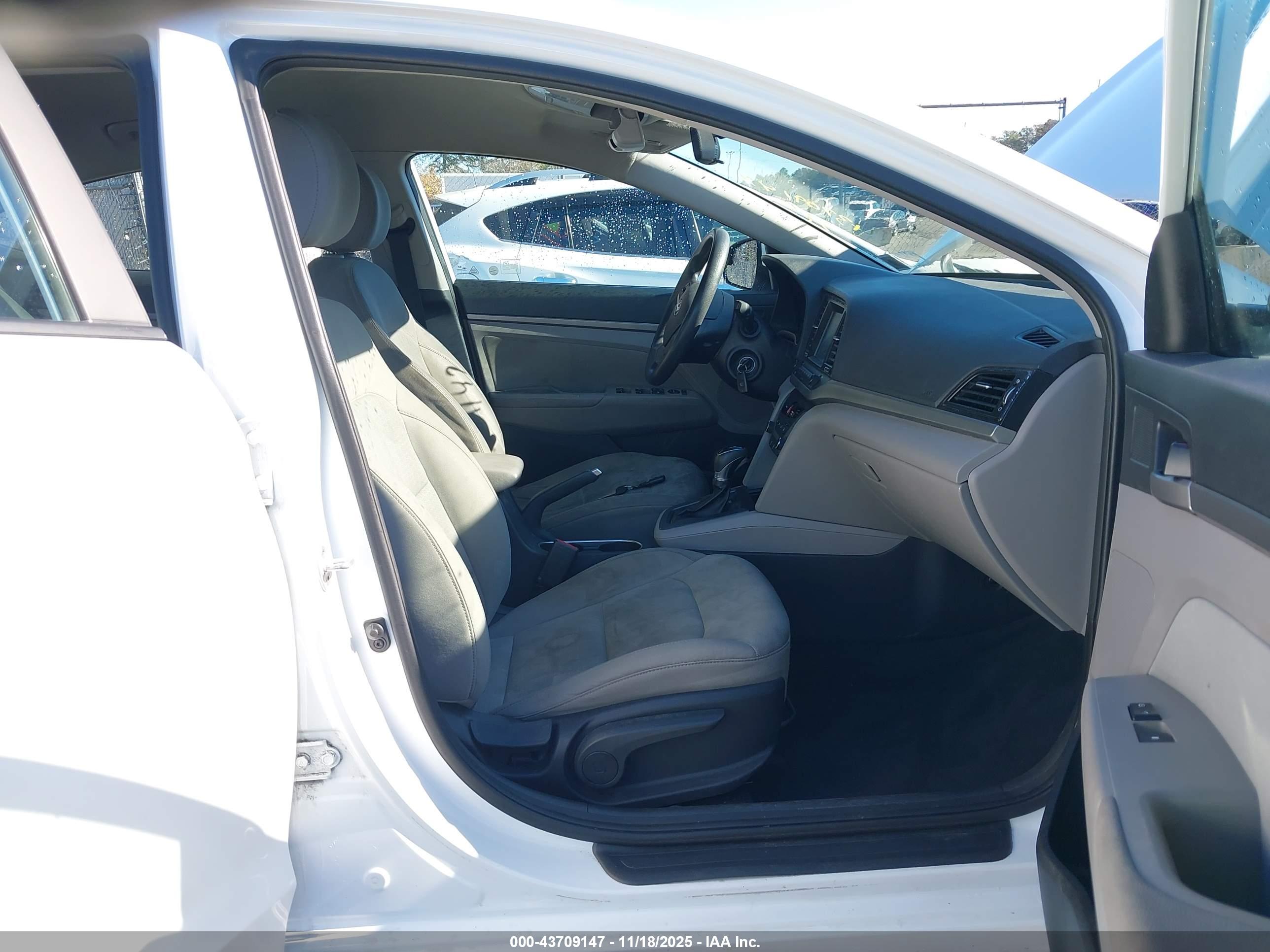 HYUNDAI ELANTRA image 5