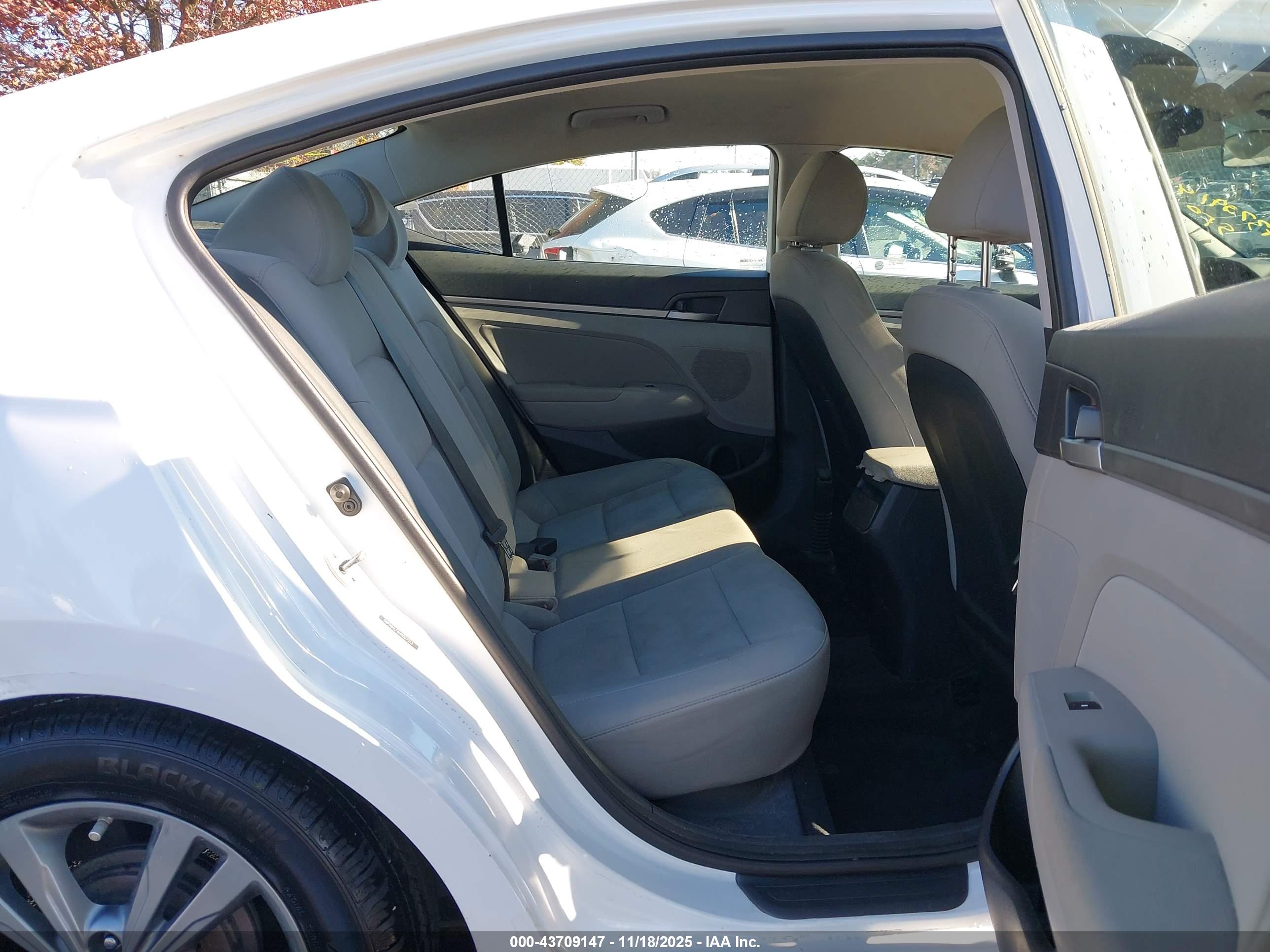 HYUNDAI ELANTRA image 8
