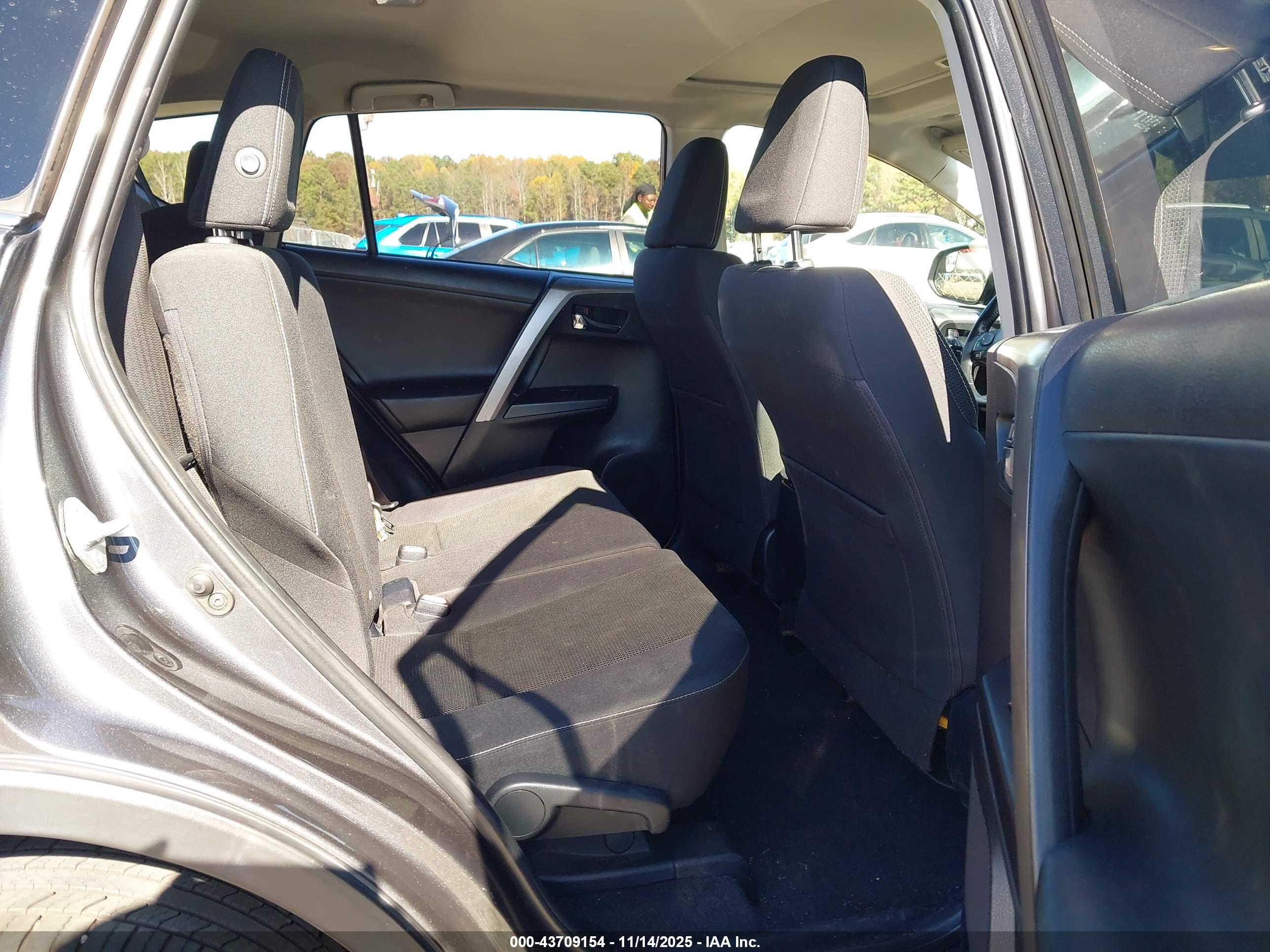 TOYOTA RAV4 image 8