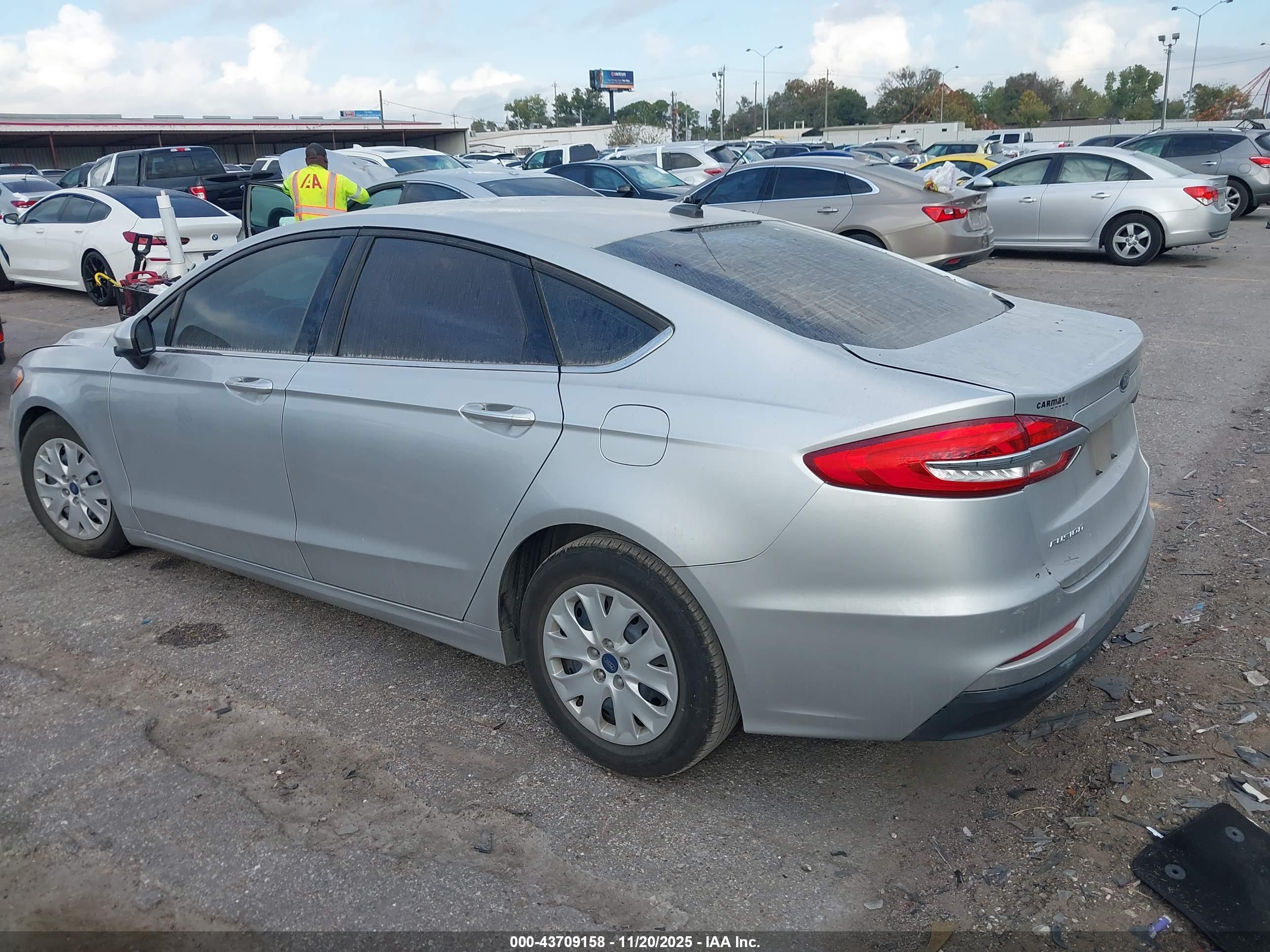 FORD FUSION image 3