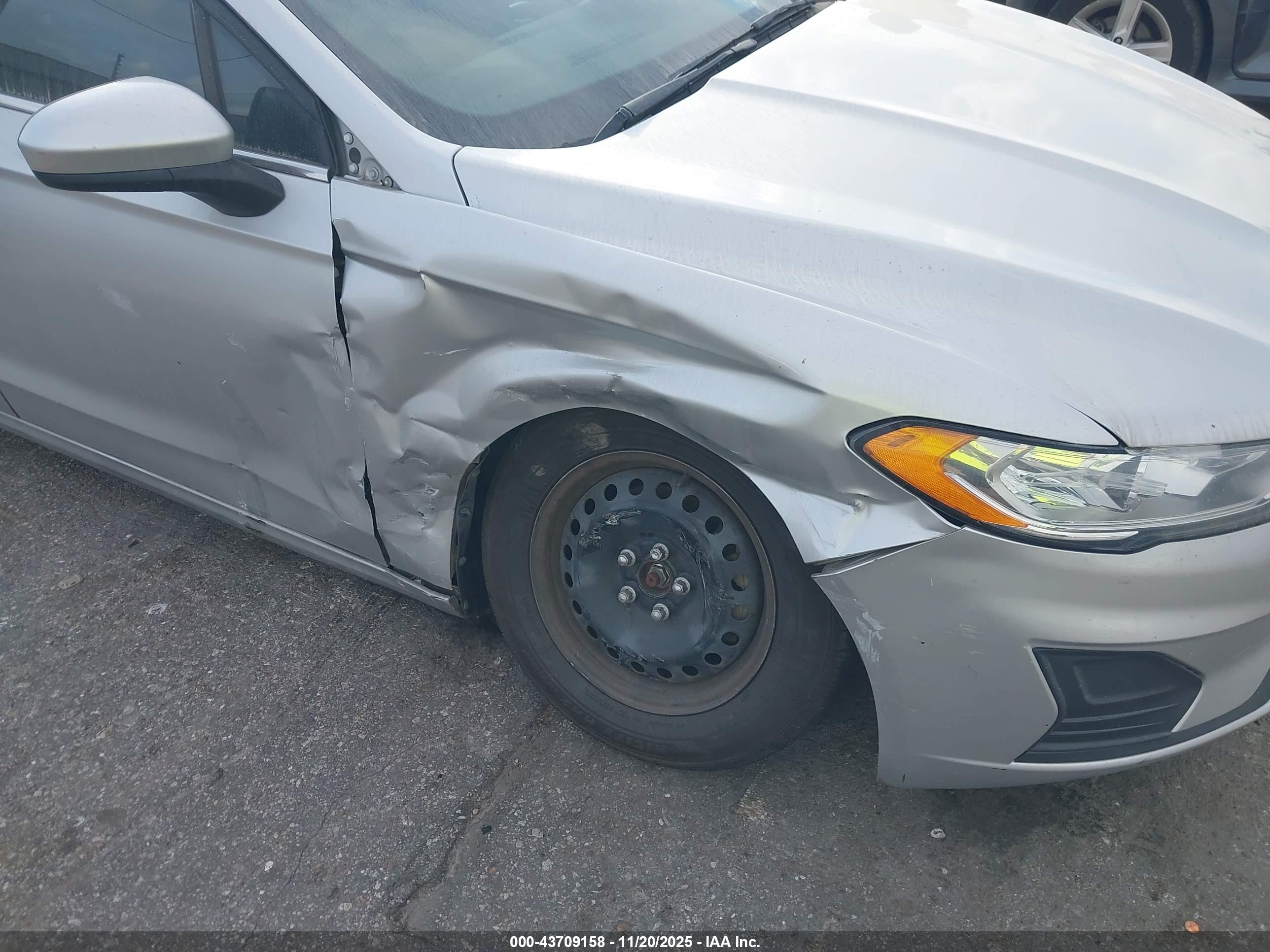 FORD FUSION image 6