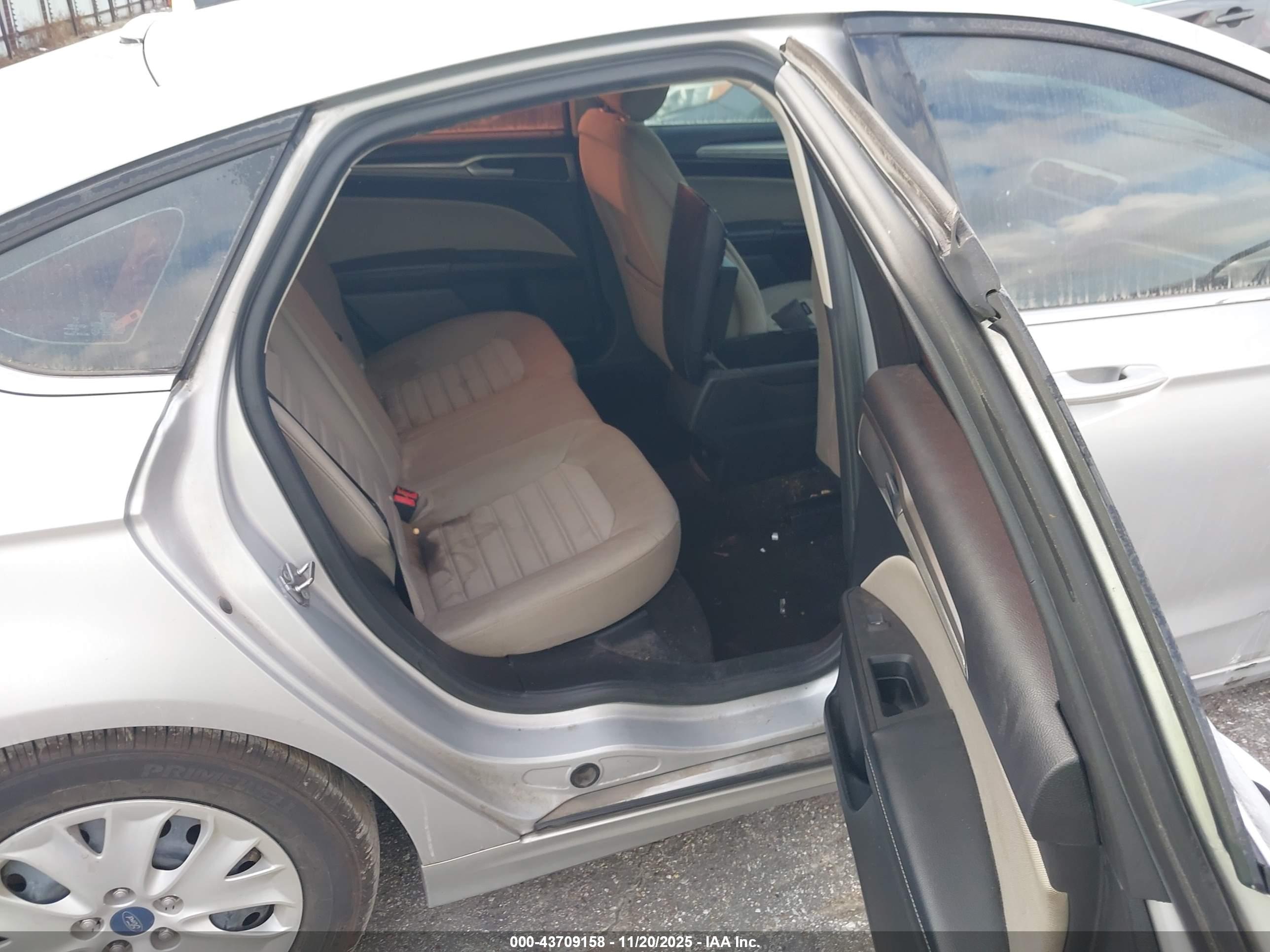 FORD FUSION image 8