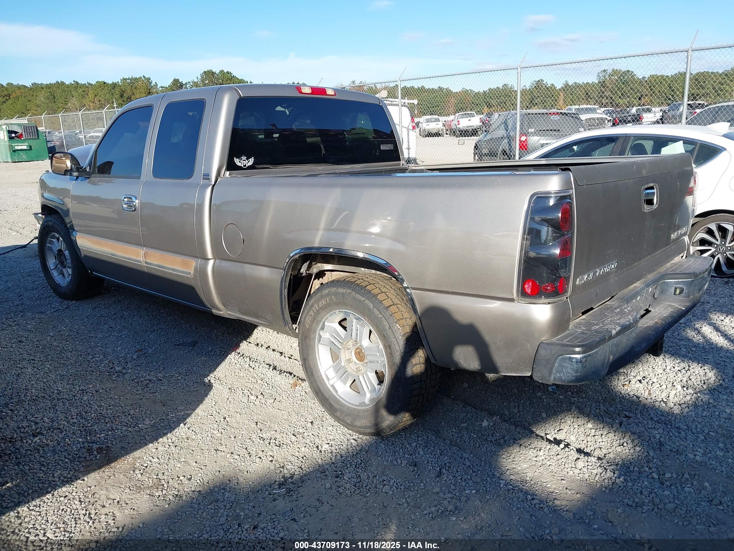 CHEVROLET SILVERADO image 3