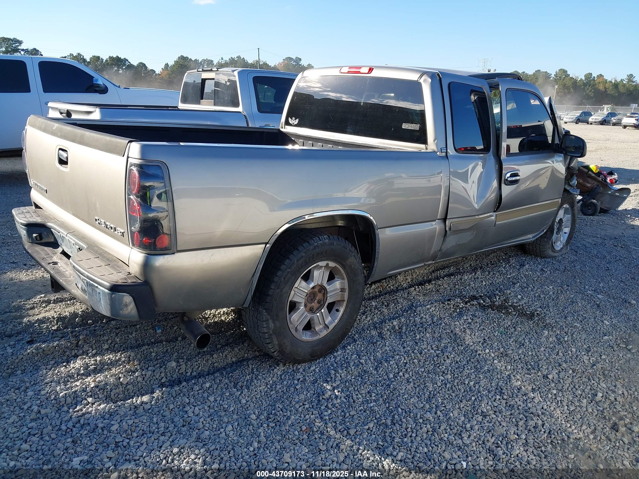 CHEVROLET SILVERADO image 4