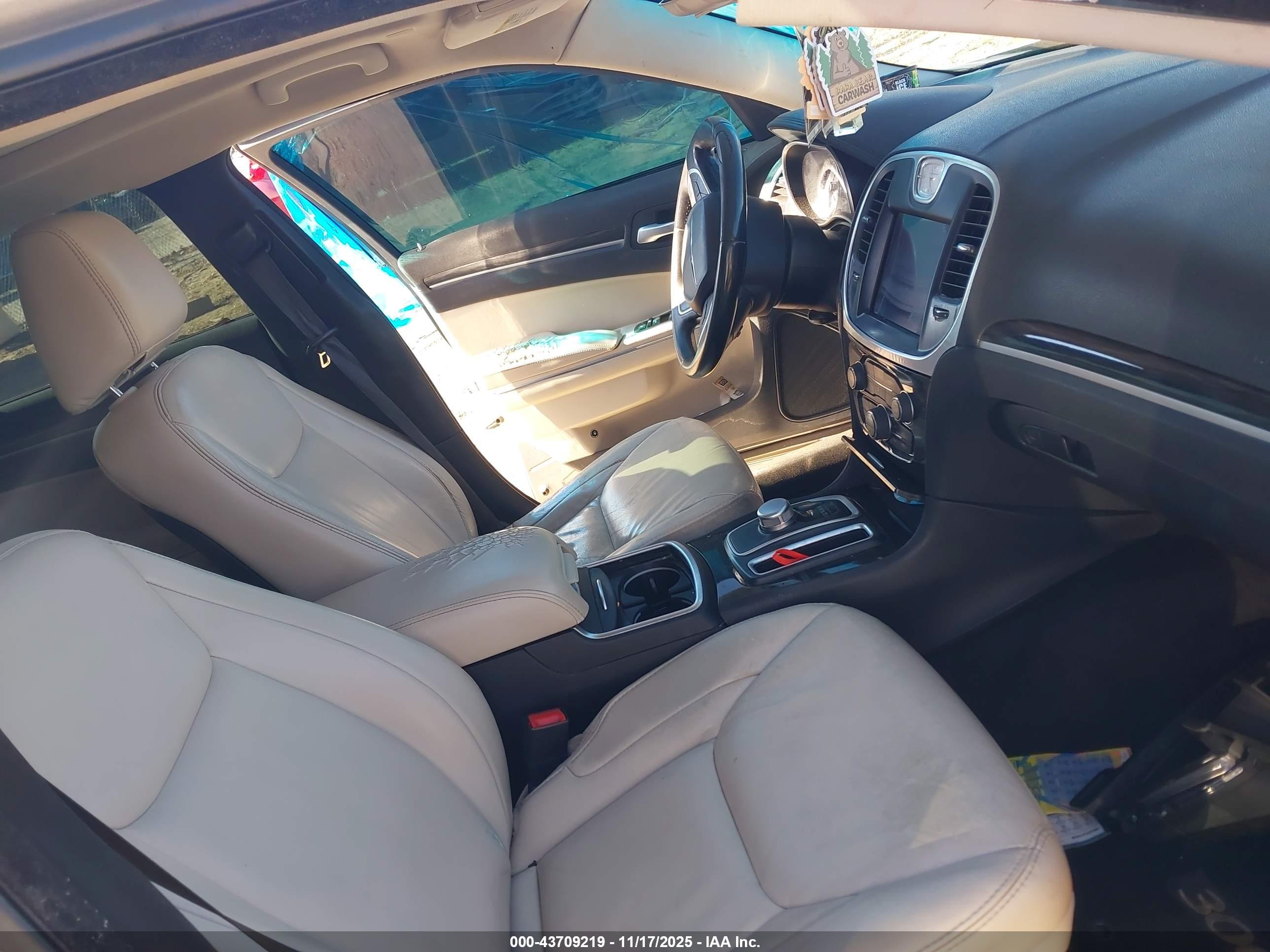 CHRYSLER 300 image 5