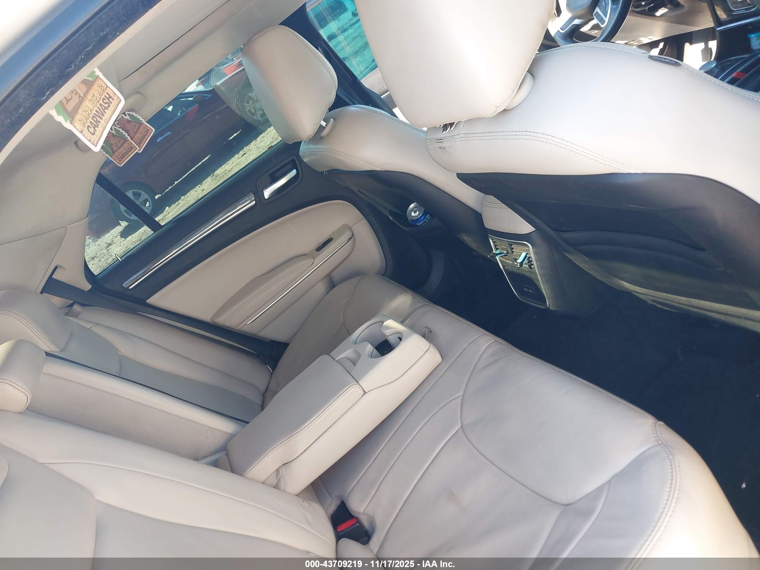 CHRYSLER 300 image 8