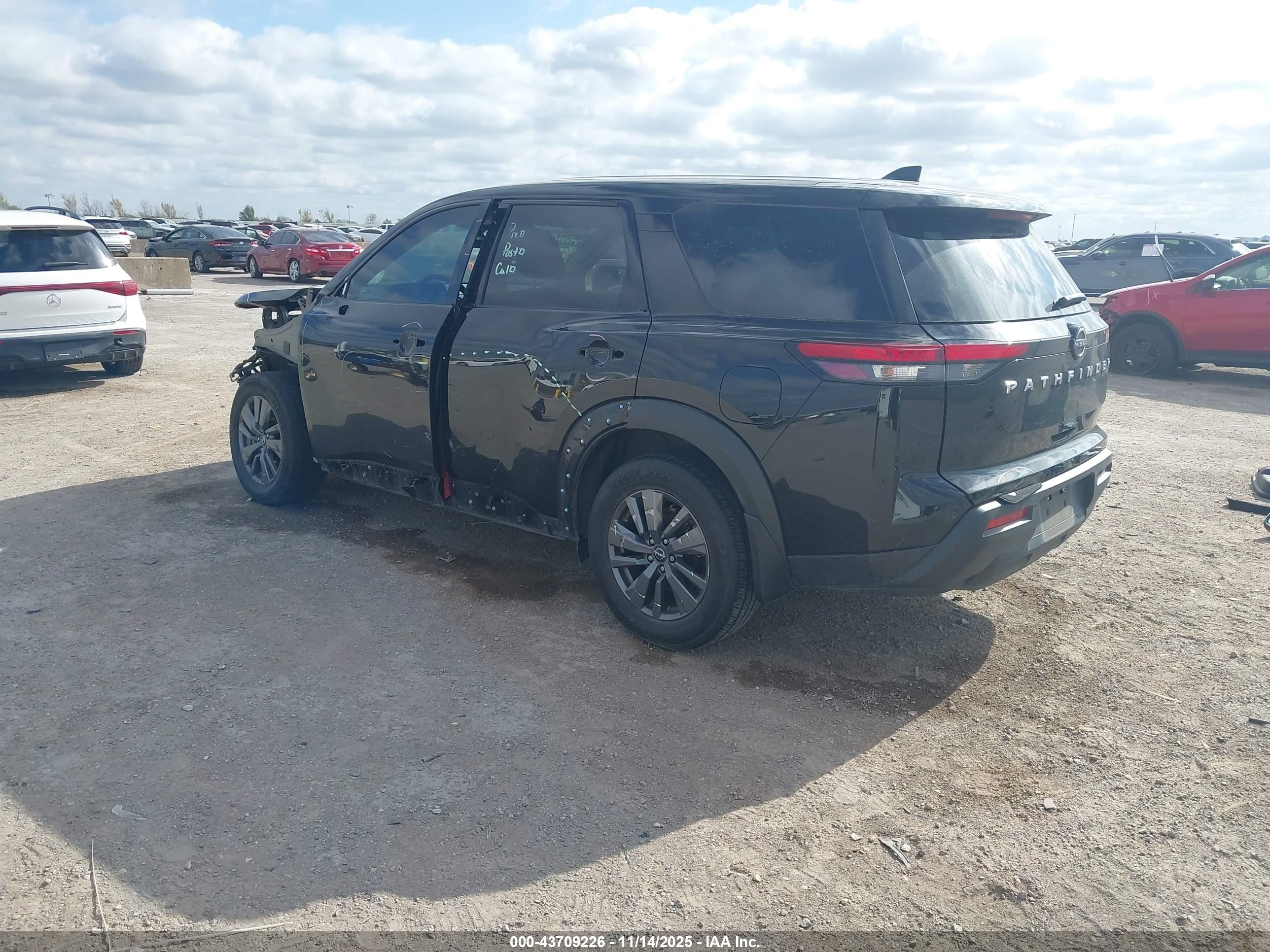 NISSAN PATHFINDER image 3