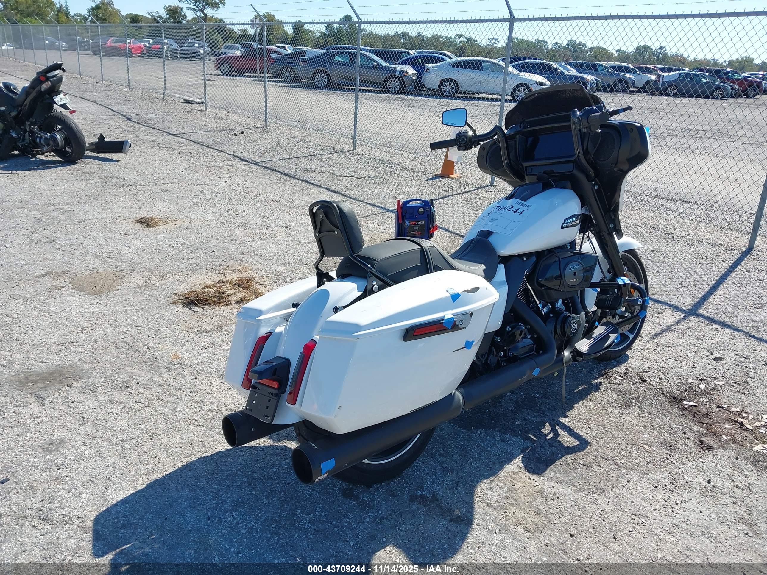 HARLEY-DAVIDSON FLHX image 4