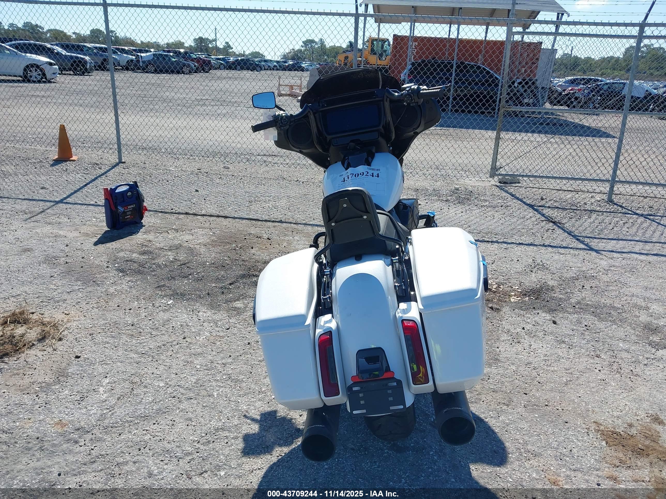 HARLEY-DAVIDSON FLHX image 6