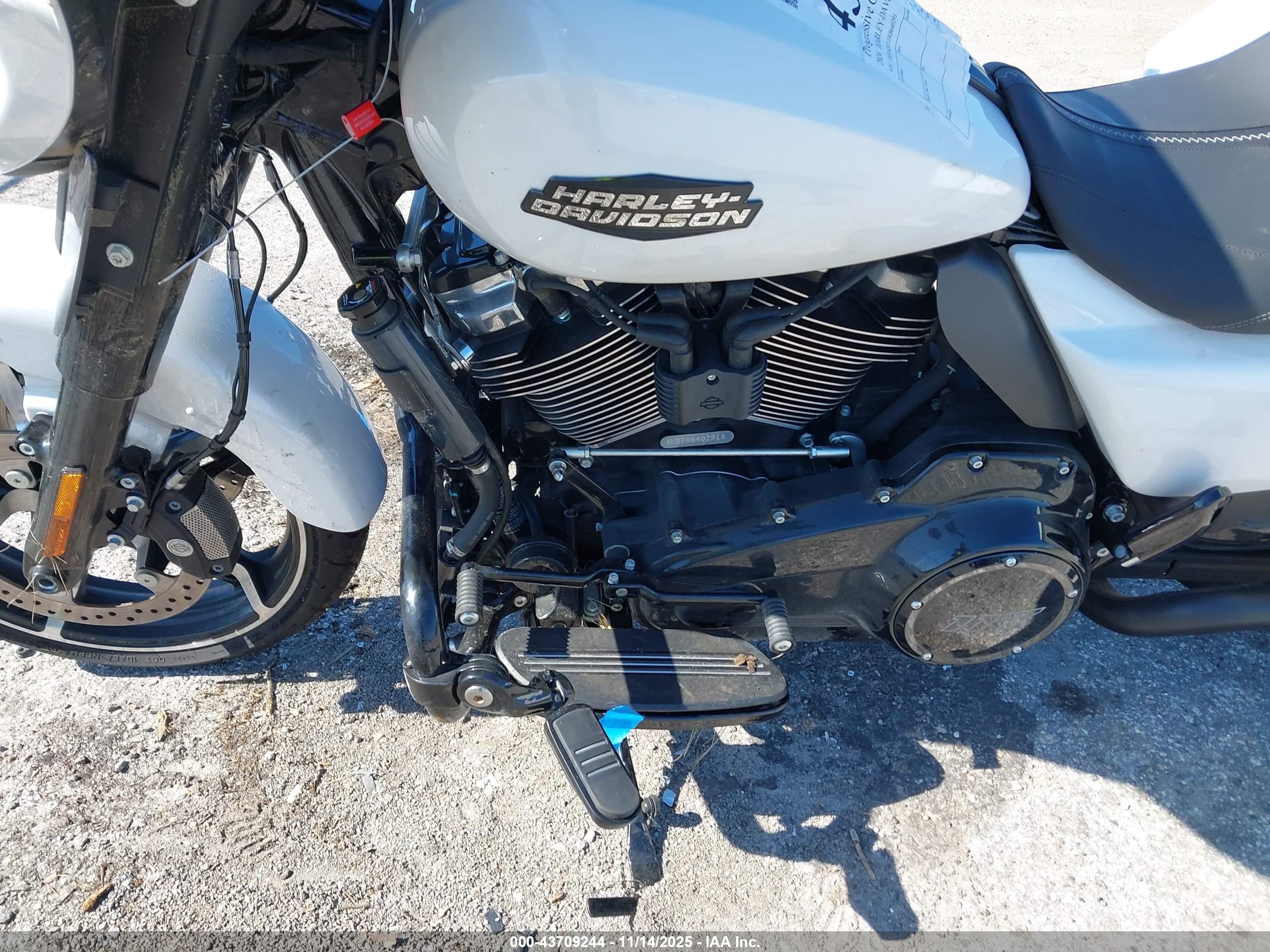HARLEY-DAVIDSON FLHX image 9