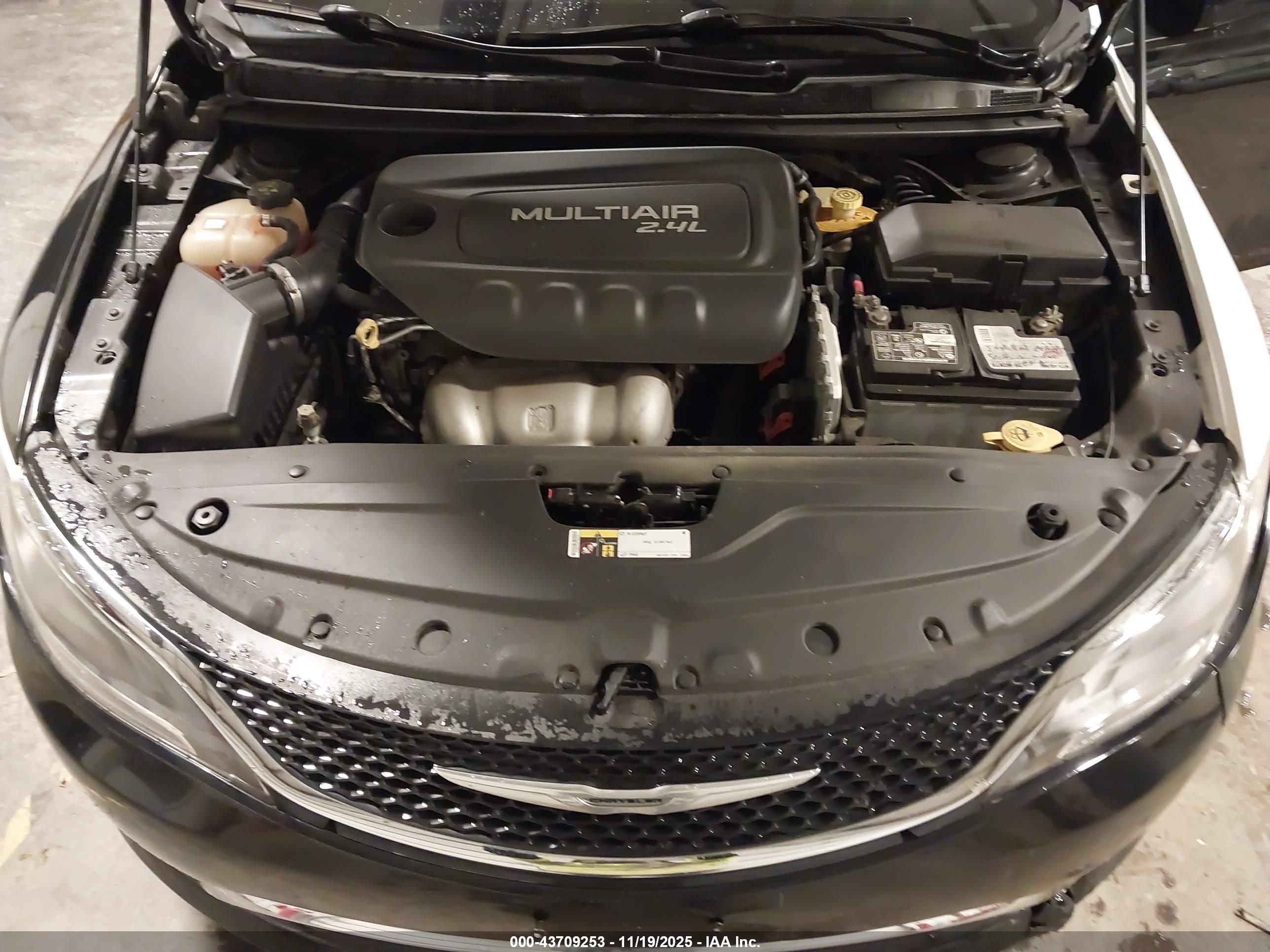 CHRYSLER 200 image 10