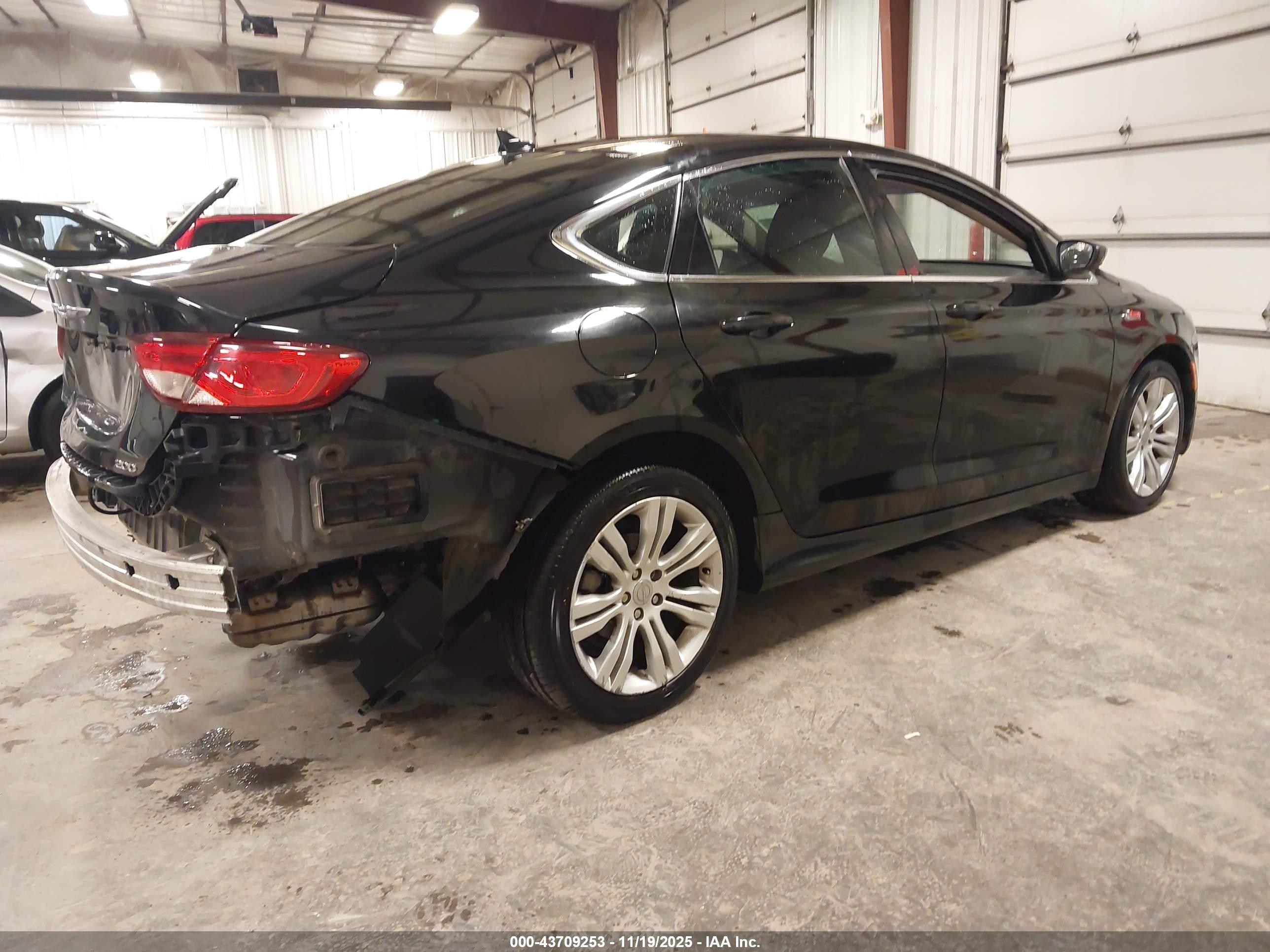CHRYSLER 200 image 4