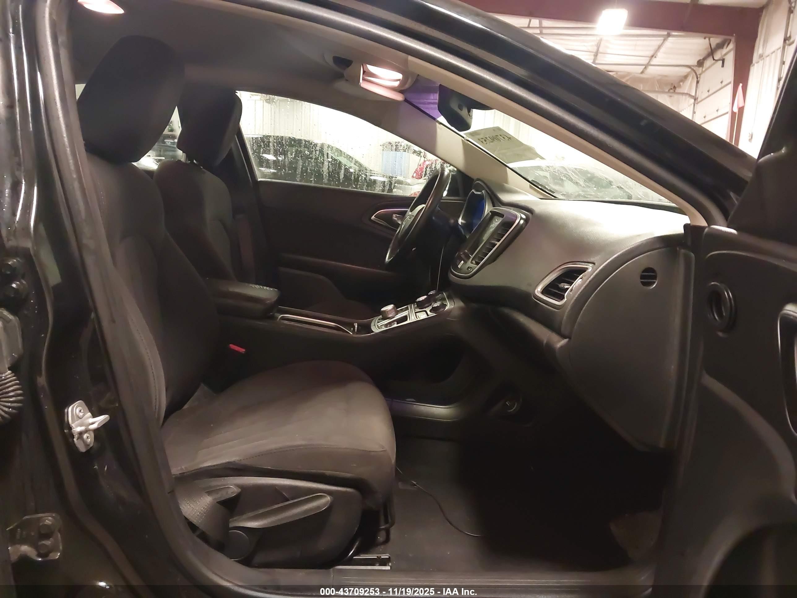 CHRYSLER 200 image 5