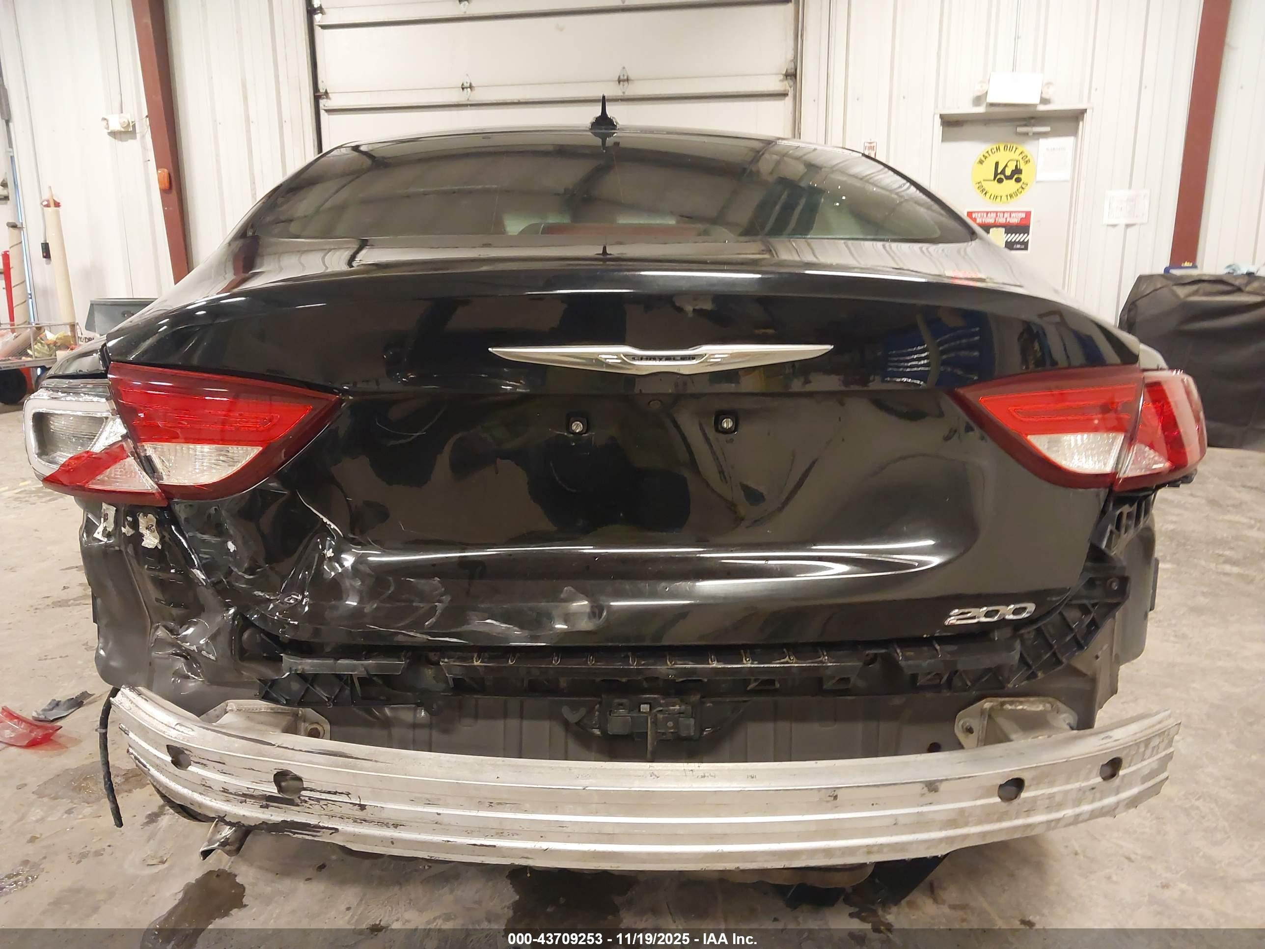 CHRYSLER 200 image 6