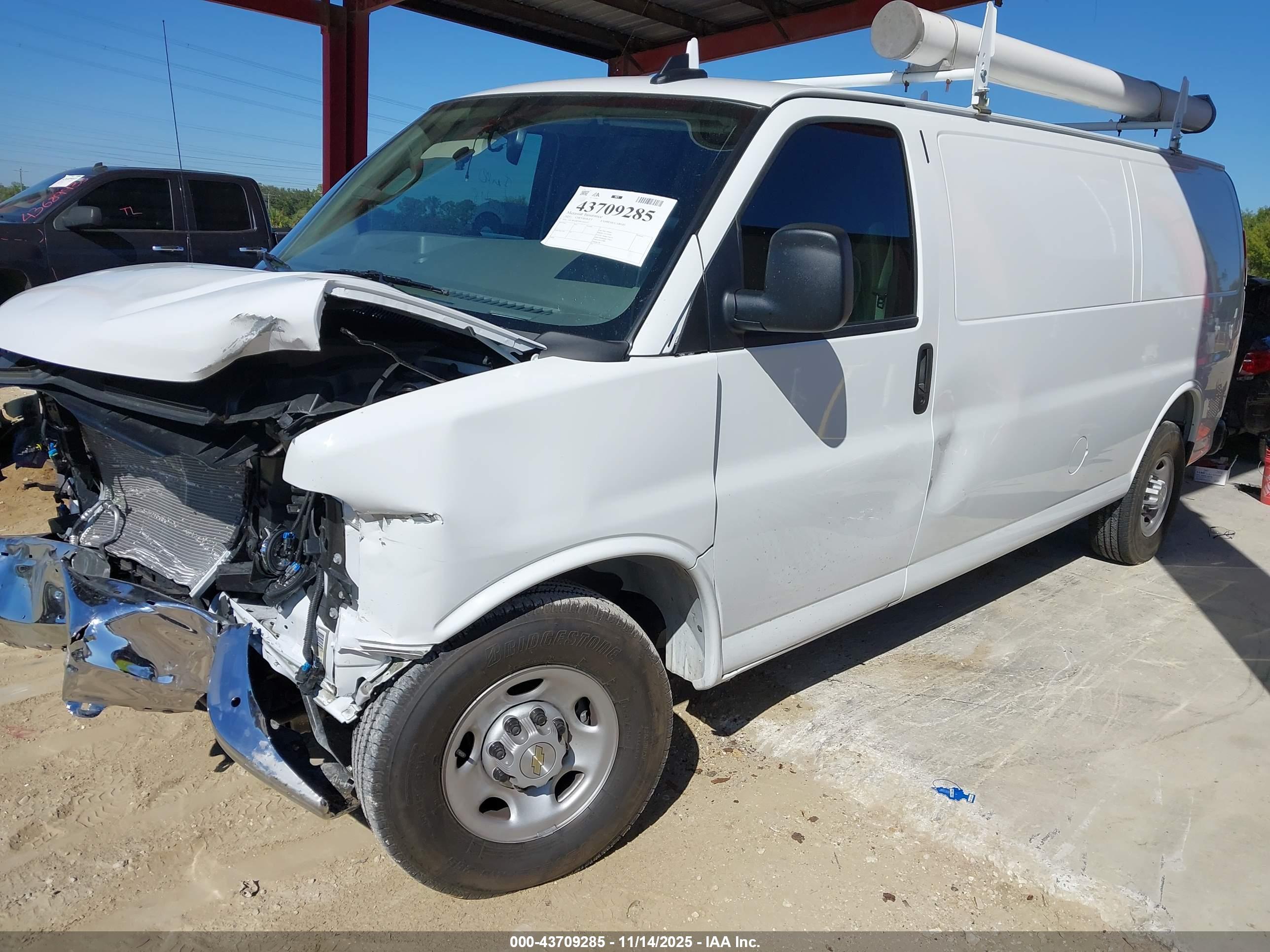 CHEVROLET EXPRESS image 2