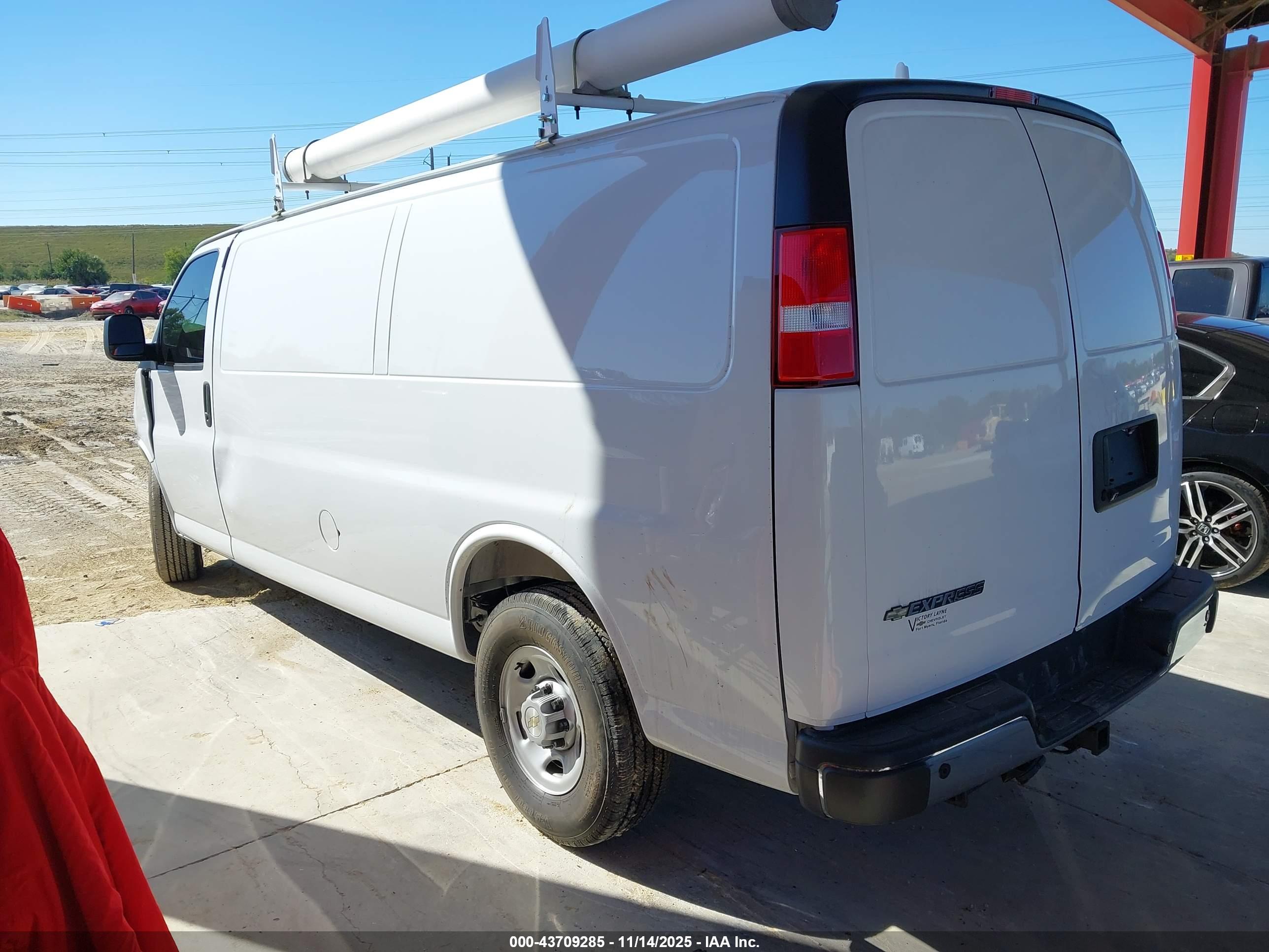 CHEVROLET EXPRESS image 3